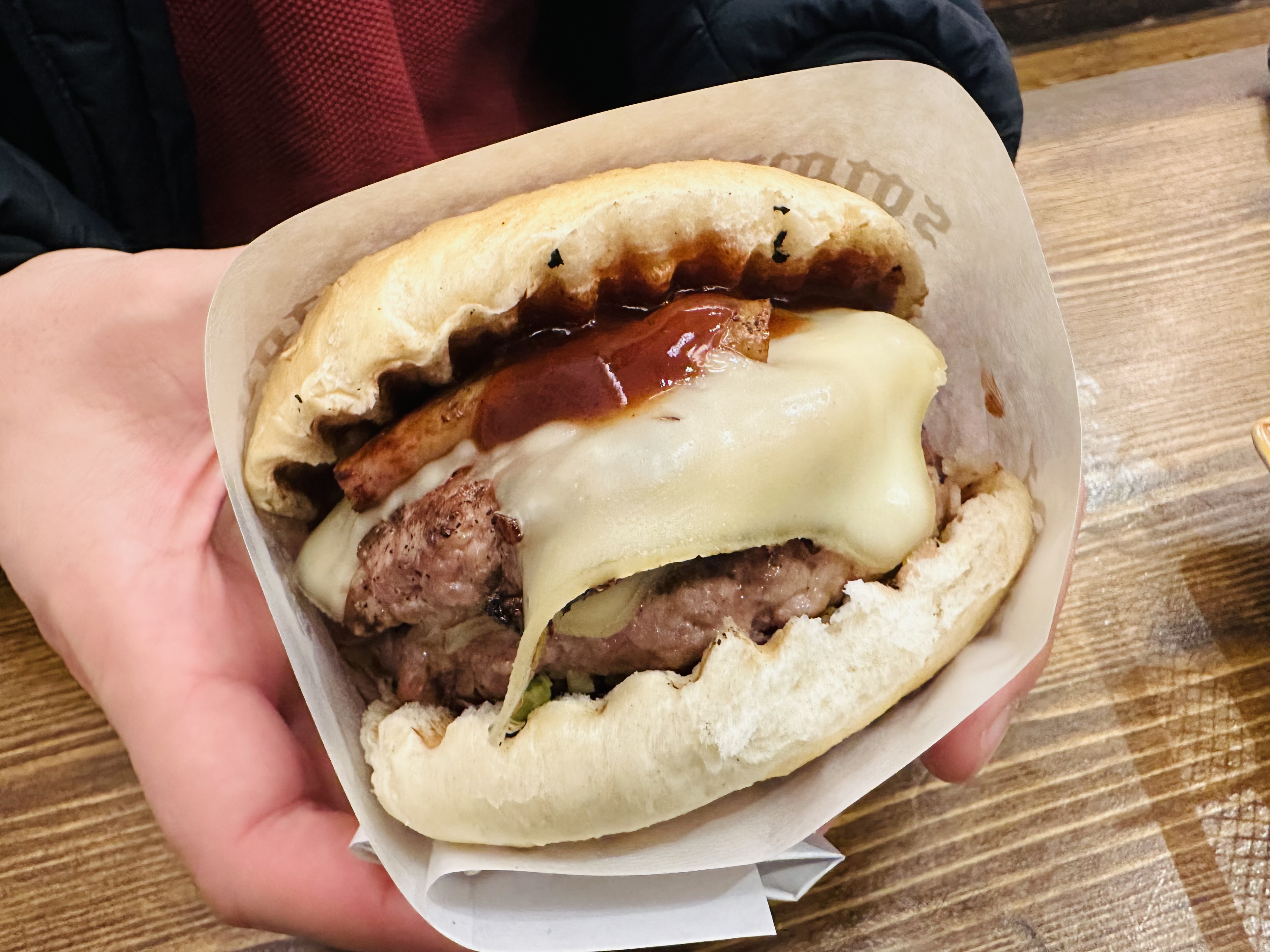 フィレンツェで愛されるローカルバーガー「Arnold’s」