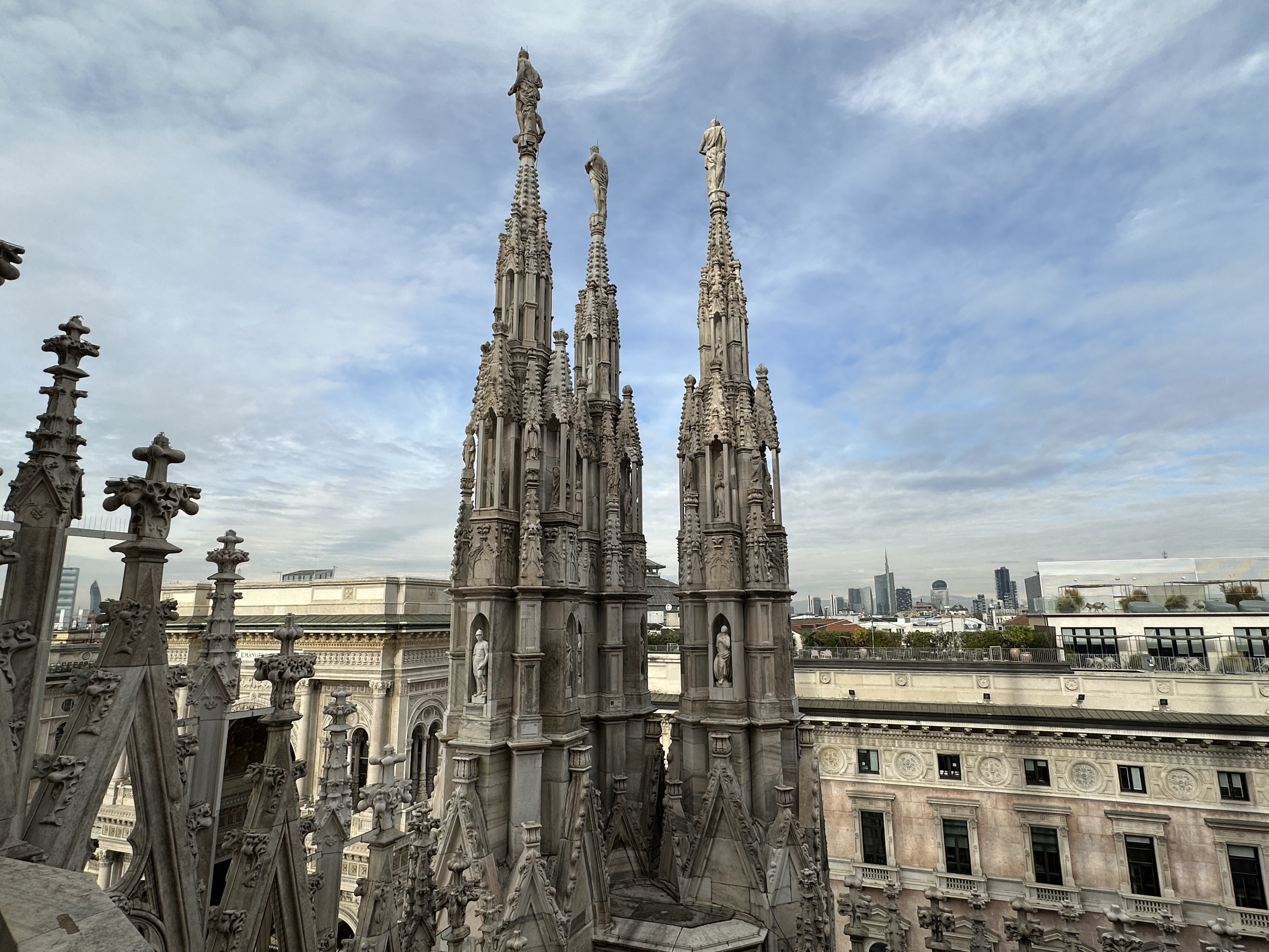 ドゥオモ 外観3（広場越しの全景）