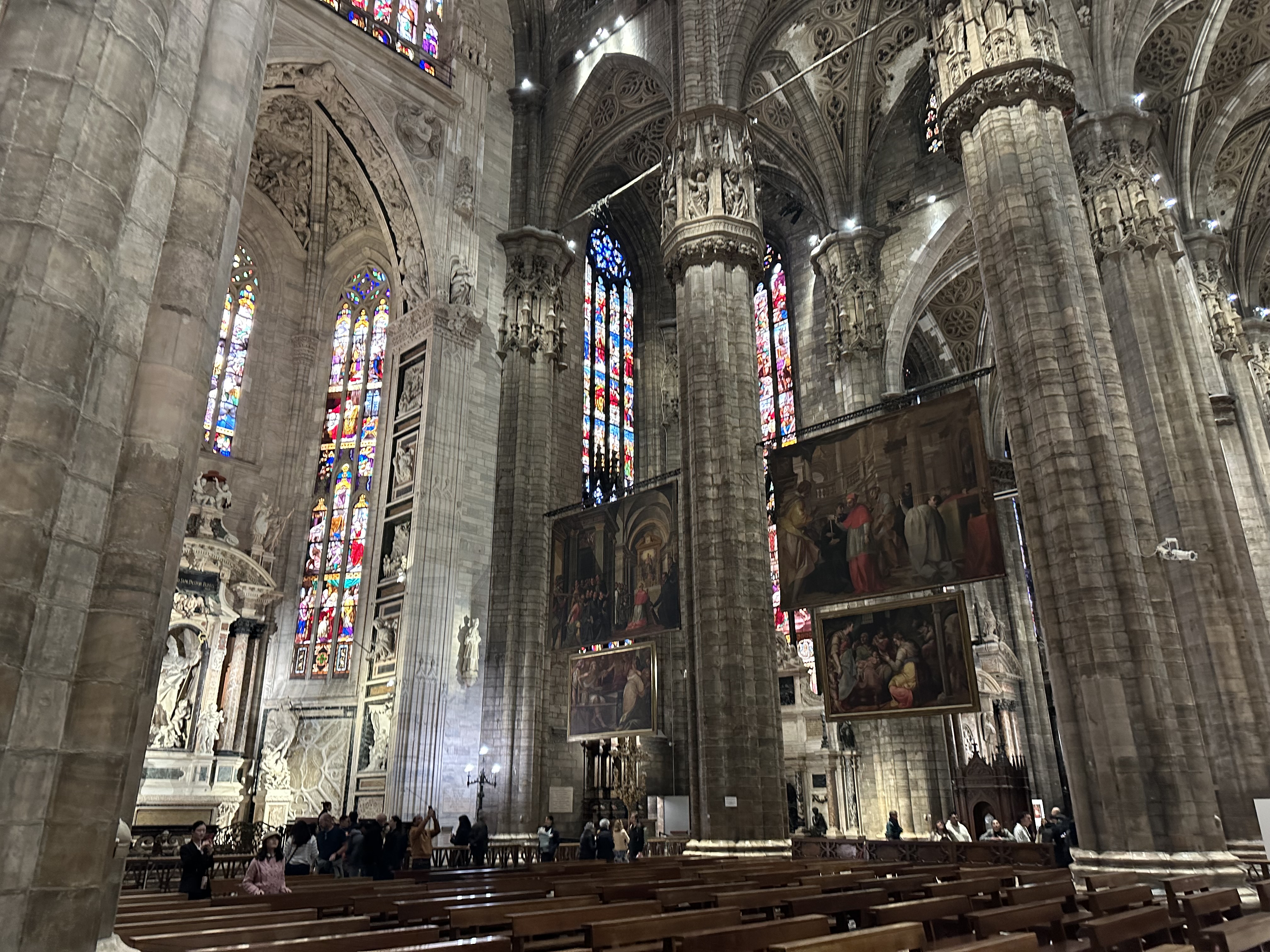 ドゥオモ 内部2（身廊と柱列）