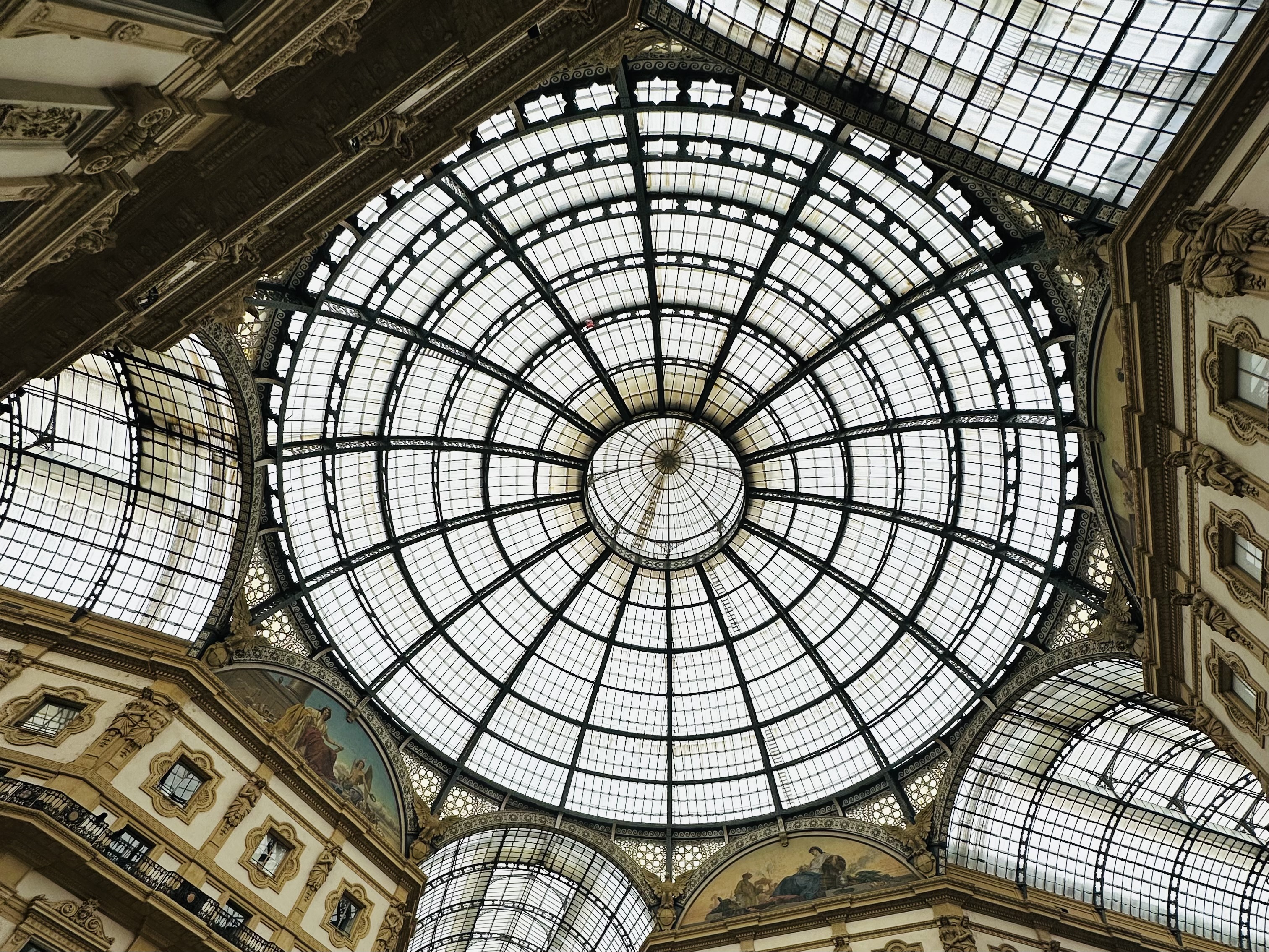 ガッレリア 内観1（ガラス天井の中央ドーム）