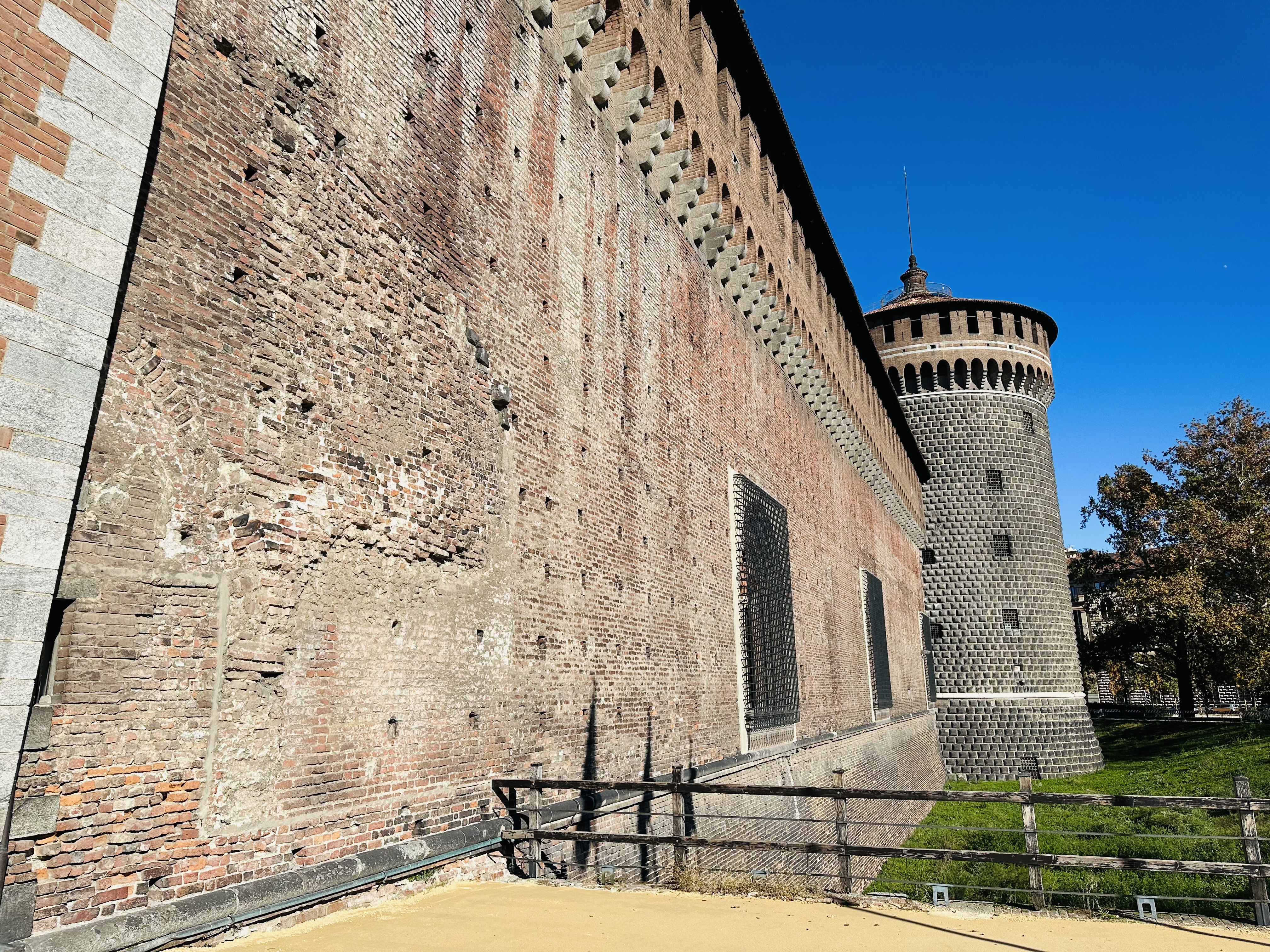 スフォルツェスコ城 外観（塔と城壁）