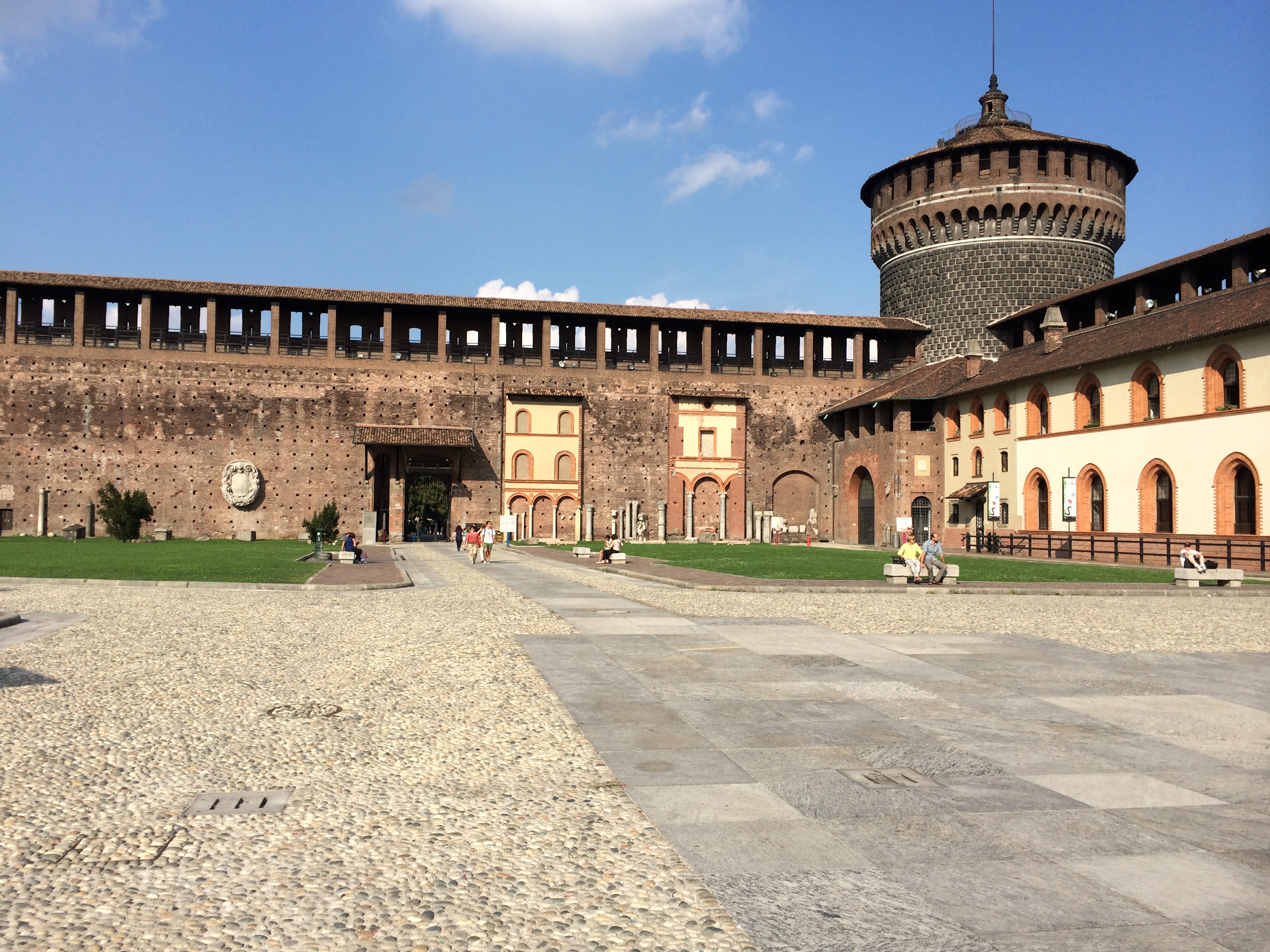 スフォルツェスコ城 内部中庭