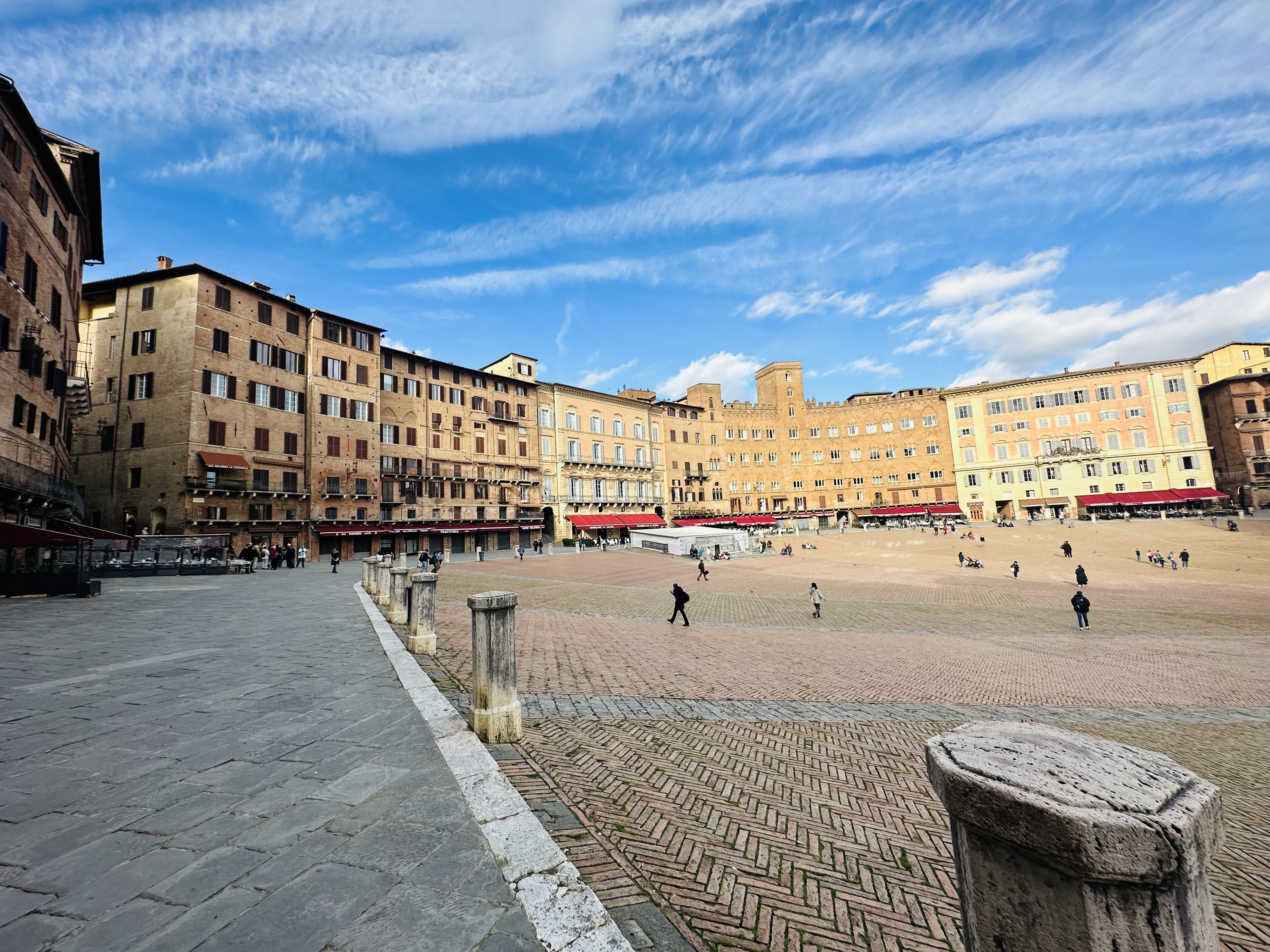 カンポ広場全景（扇状に広がる赤茶色の建物群）