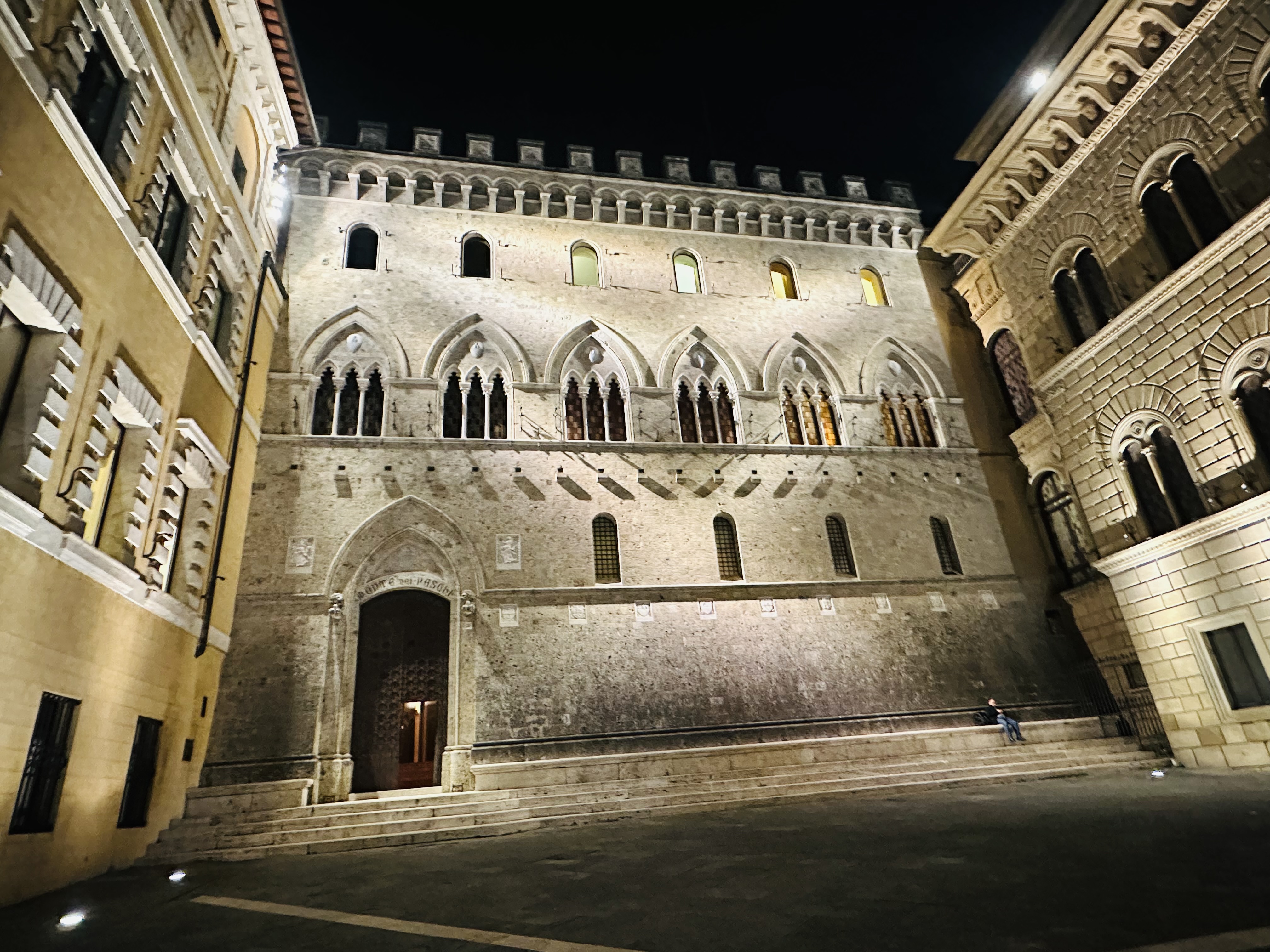 モンテ・デイ・パスキ本店ファサード