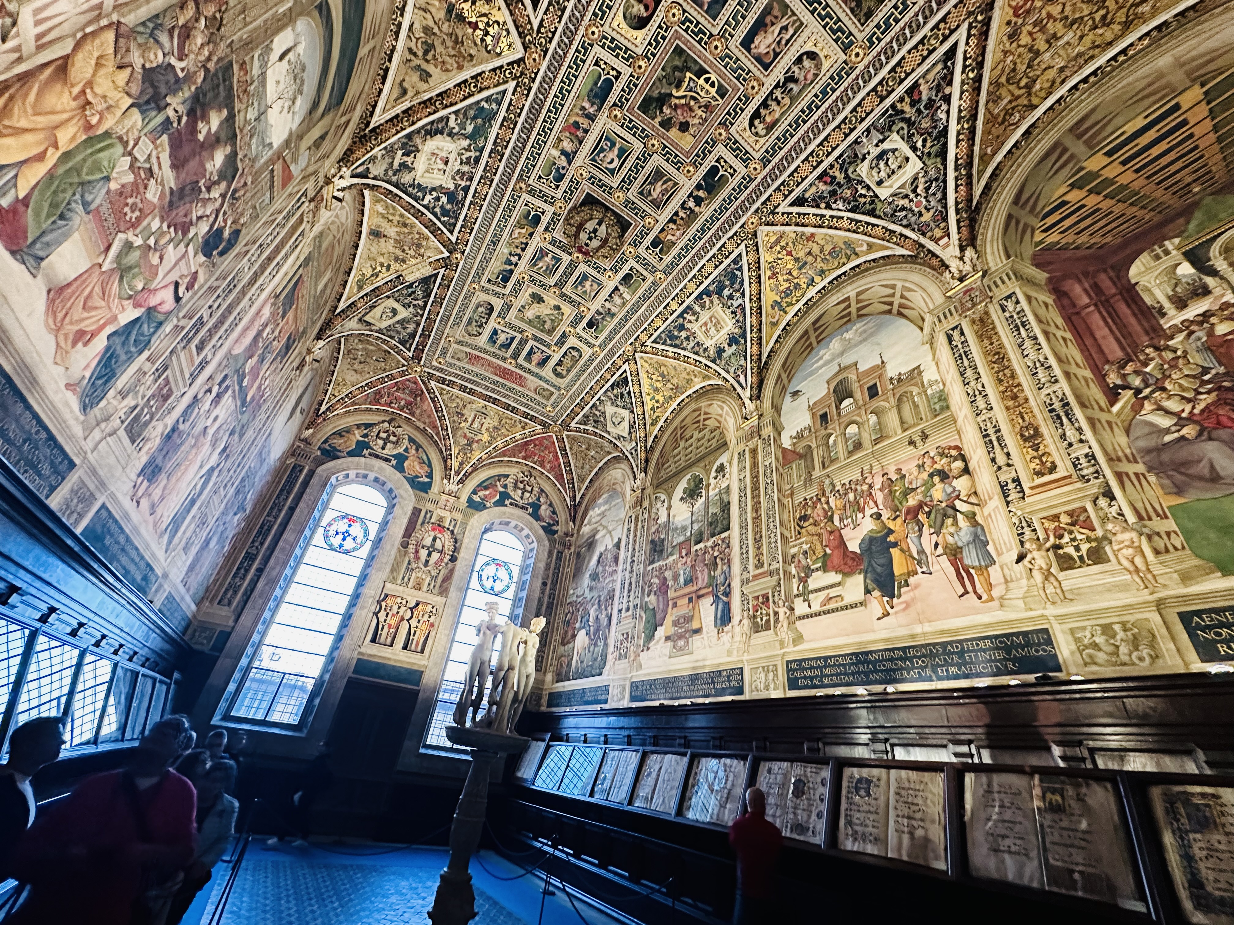 ピッコローミニ図書館 天井画の鮮やかな色彩
