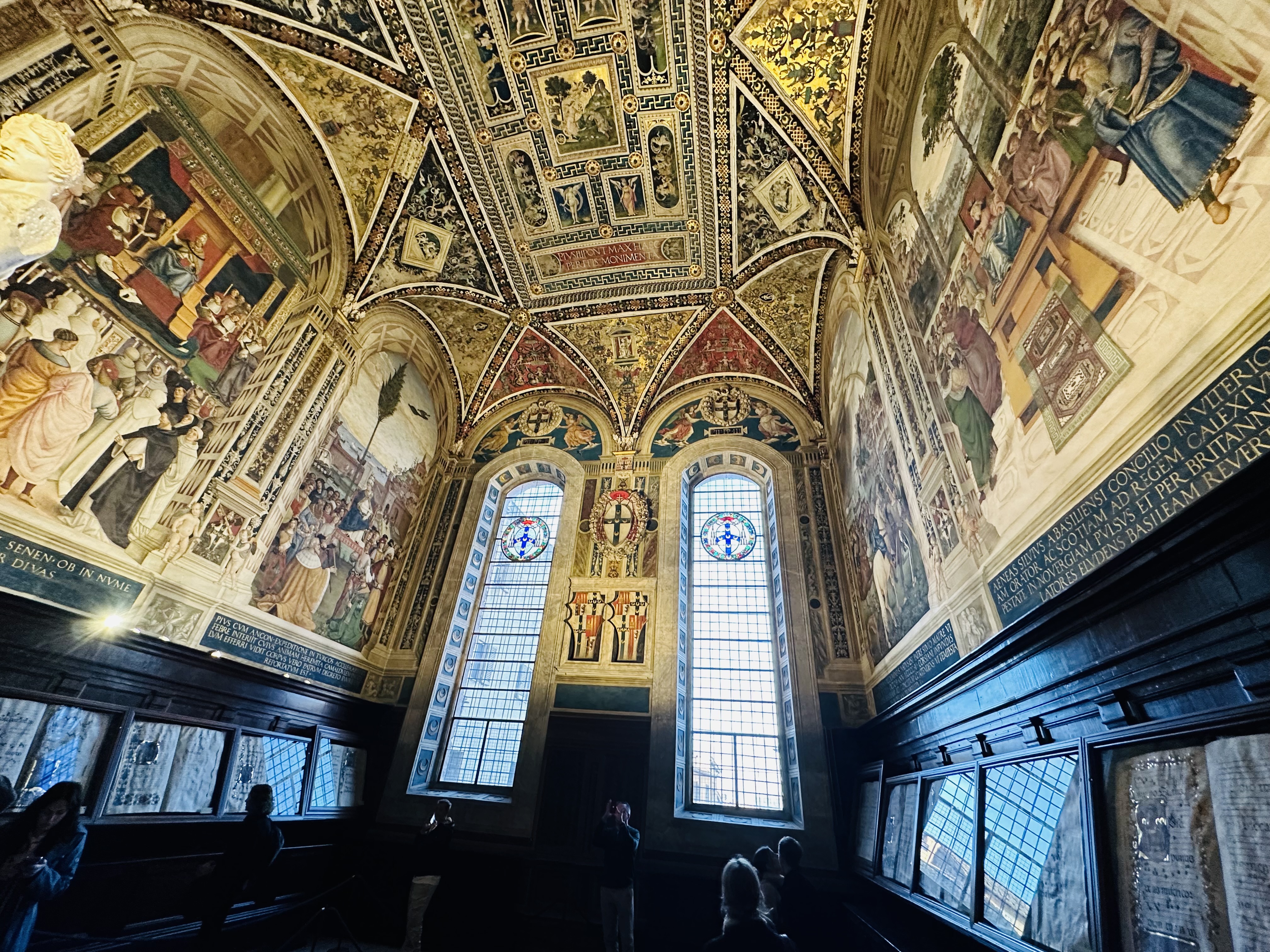 ピッコロミニ奥の窓