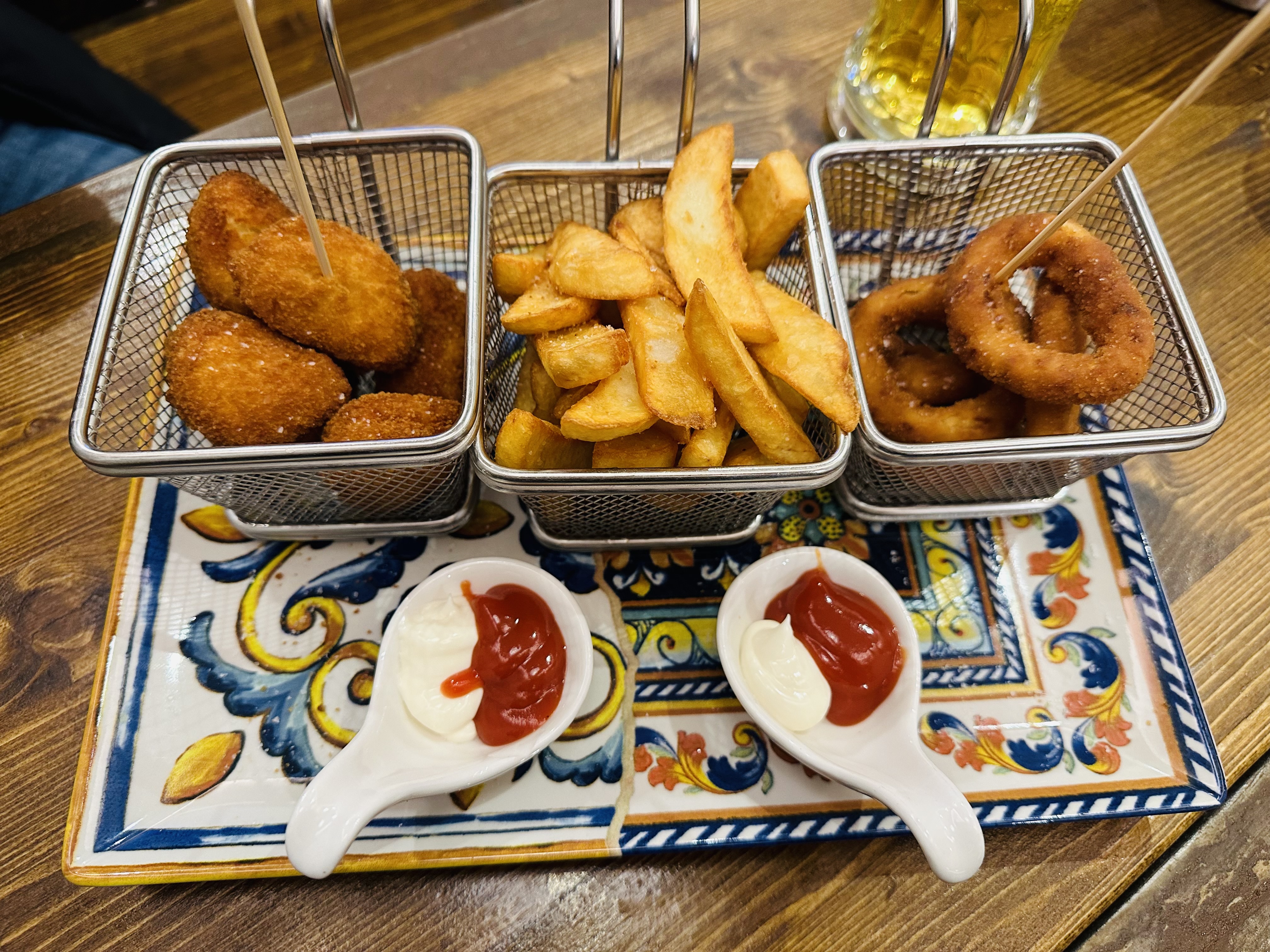 フリットミスト：ナゲット、ポテト、オニオンリングが並ぶボリュームある揚げ物プレート。