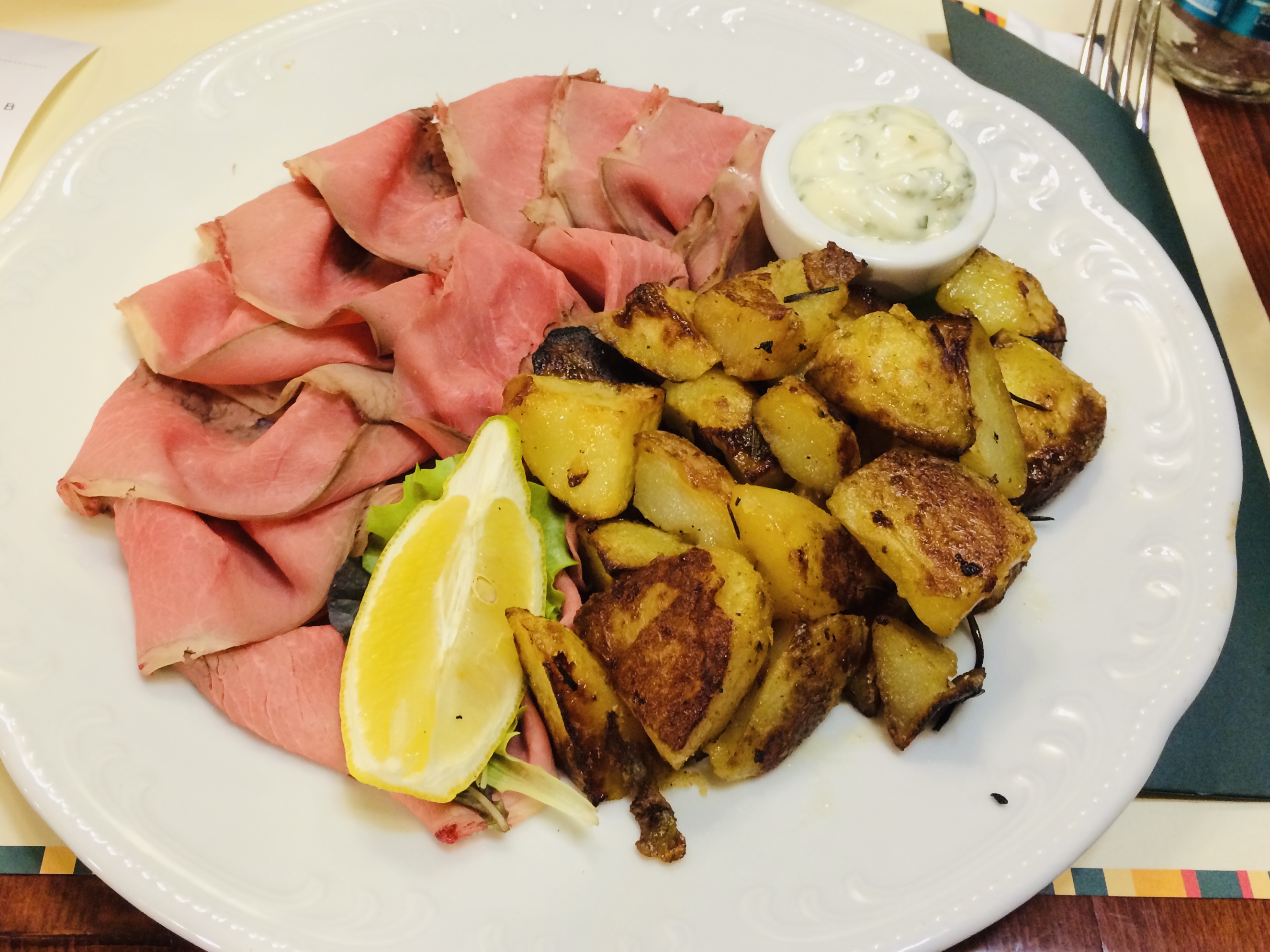 しっかりと火入れされた肉の前菜。食欲が静かに高まる一皿