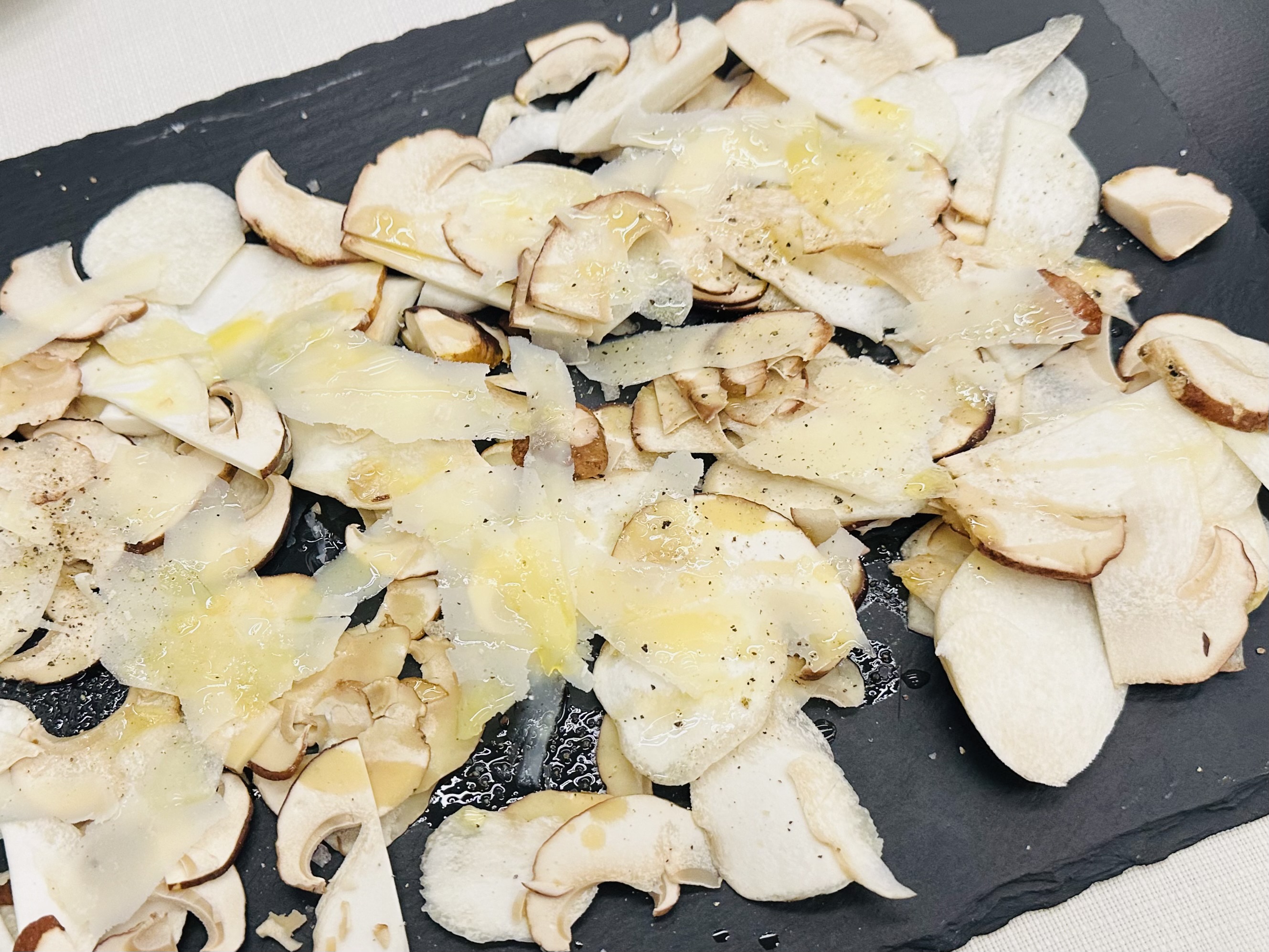 ポルチーニを使った前菜。森の香りと季節を伝える一皿