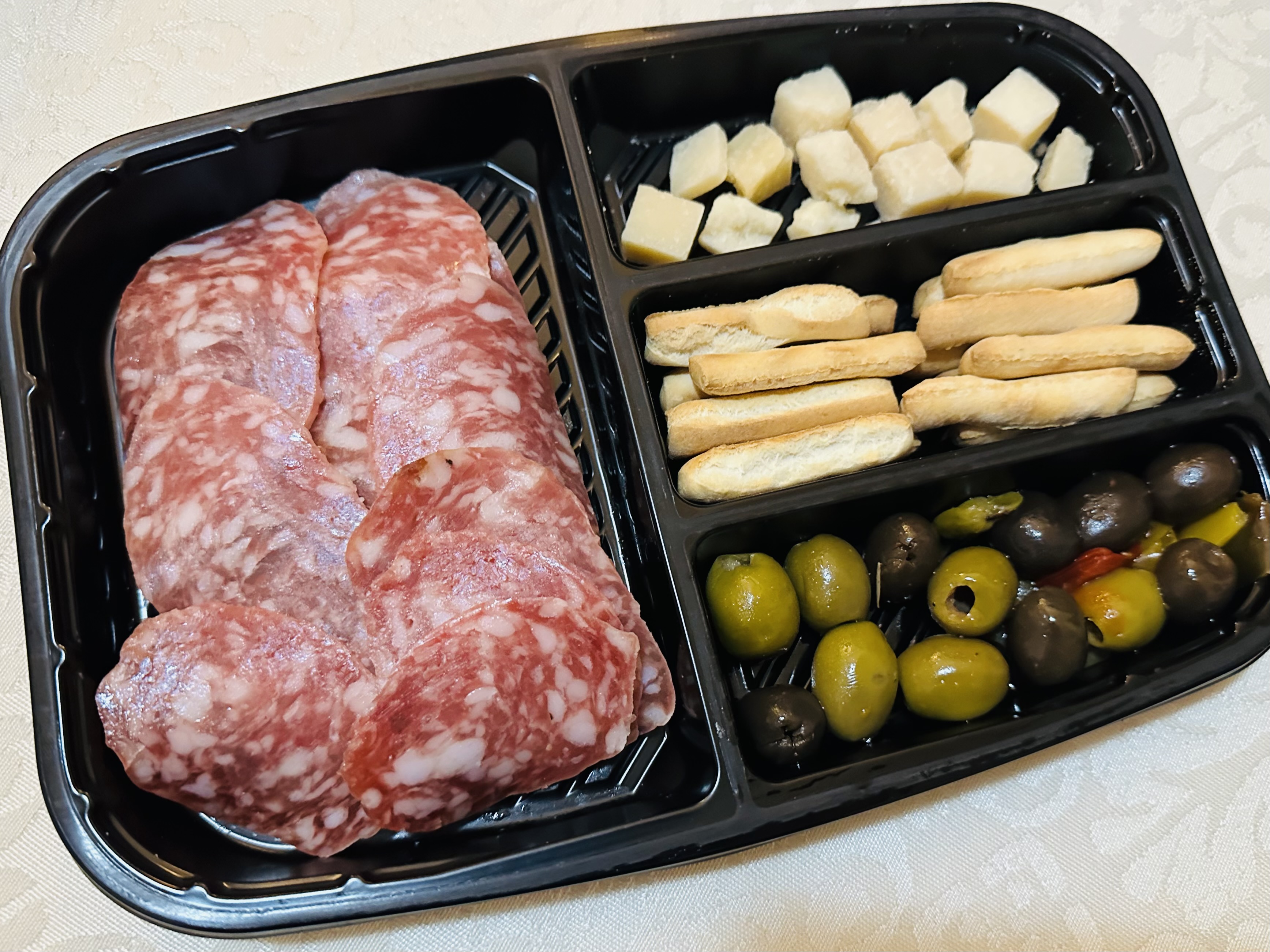 サラミ、チーズ、オリーブ、クラッカー入りの前菜セット。ホテルでの軽食に最適。