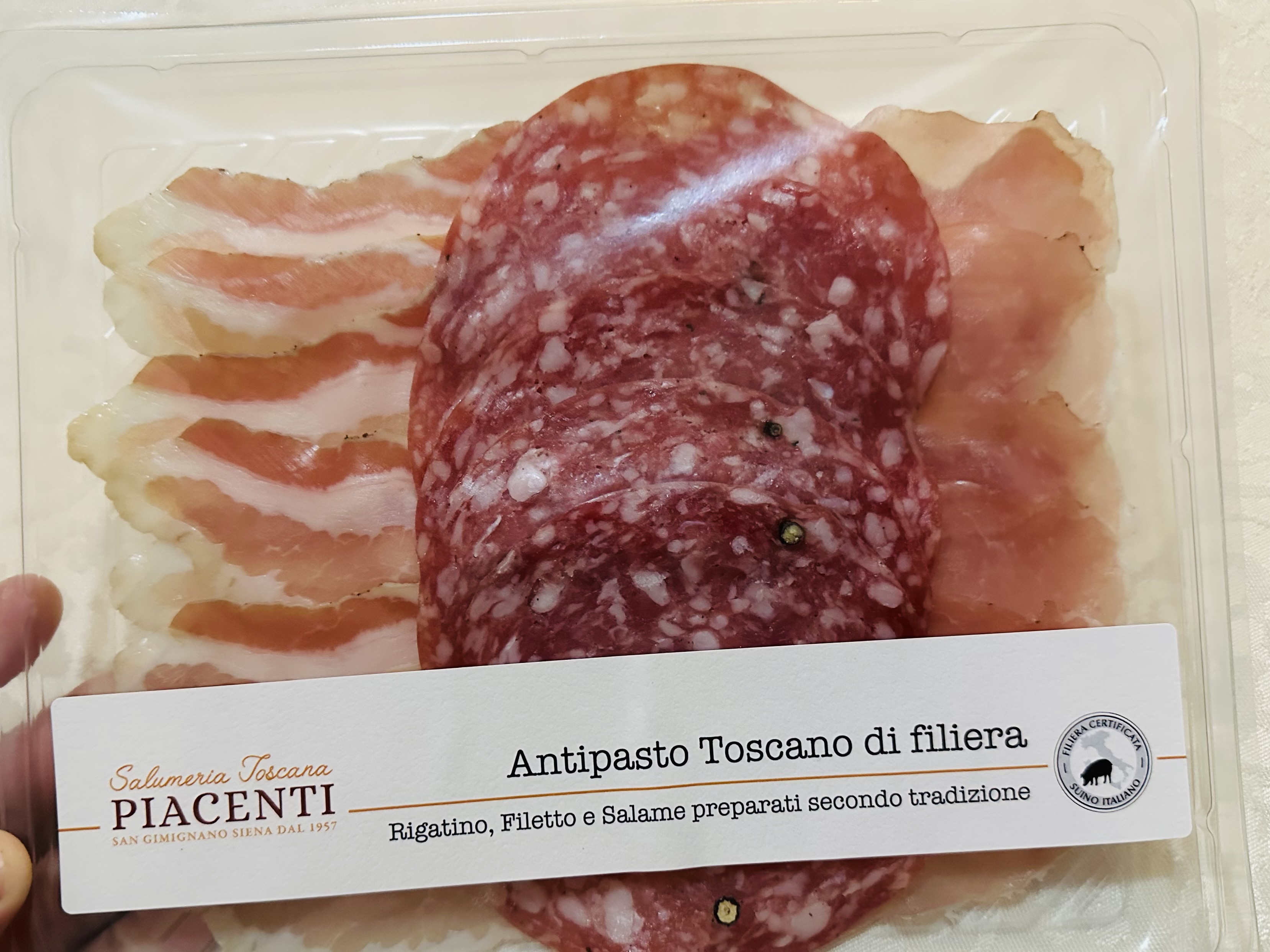 スーパーで購入したアンティパスト用ハムのセット。Rigatino・Filetto・Salame などが入っている。