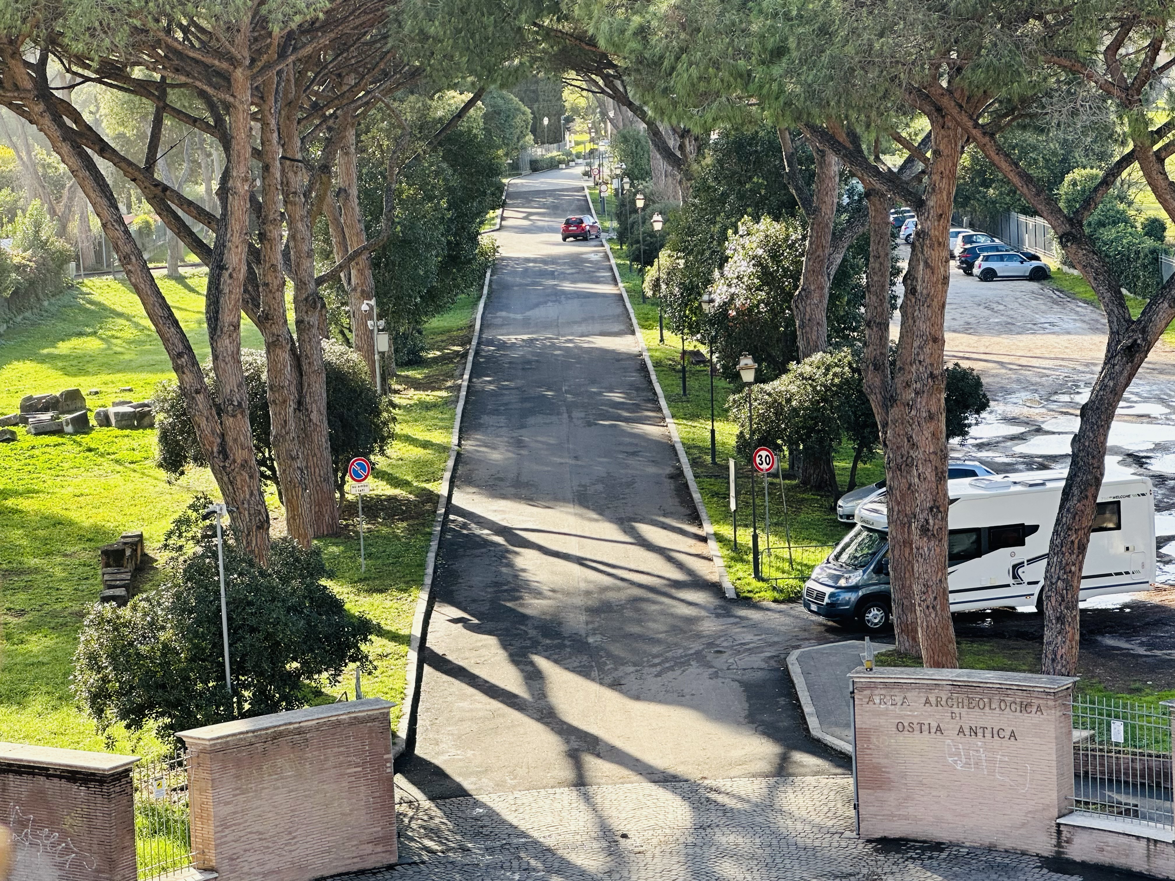 砦への入り口へ続く小道。煉瓦造りの壁と木陰の柔らかい光。