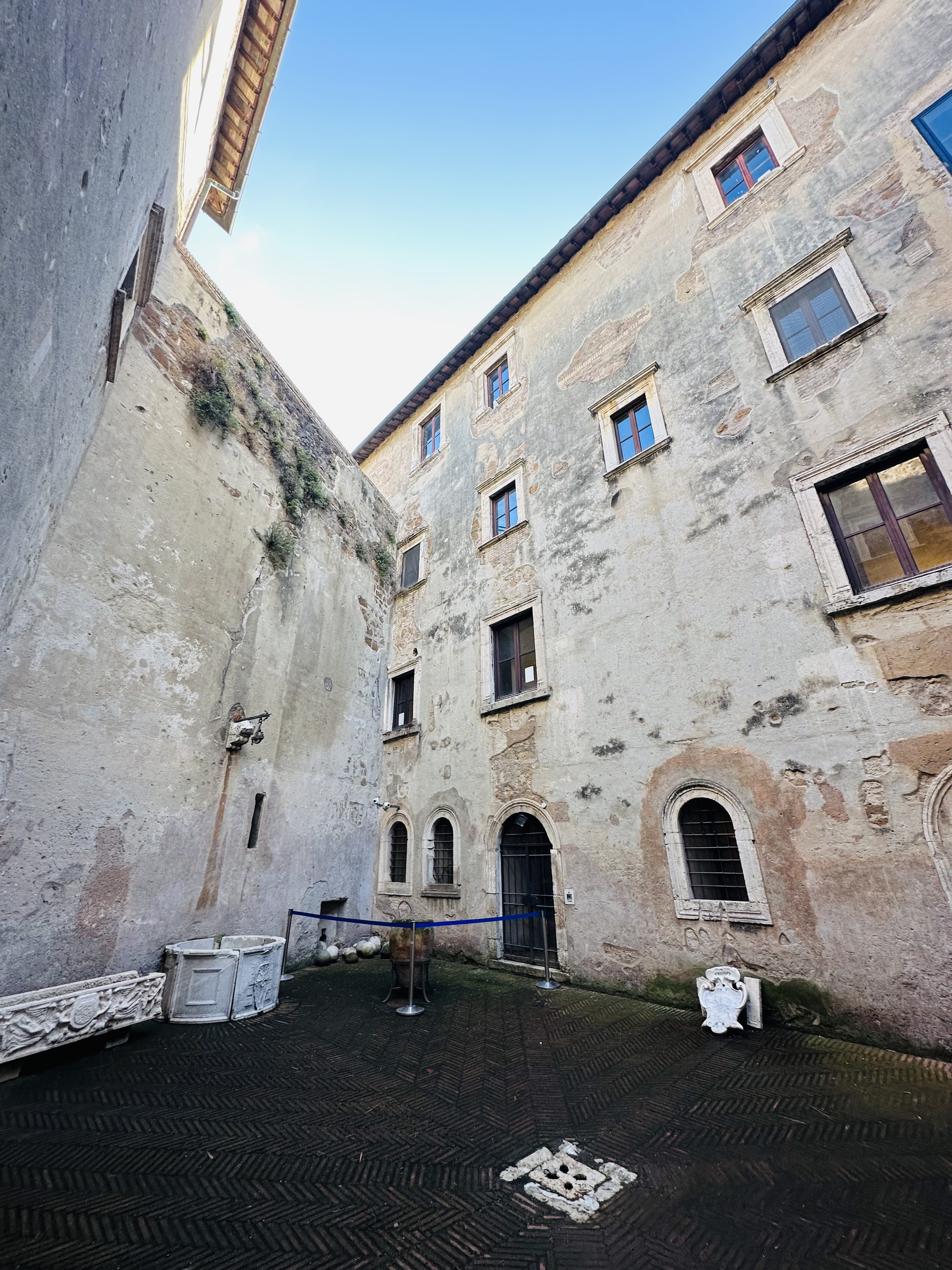 砦内部の井戸や石片が残る中庭の一角