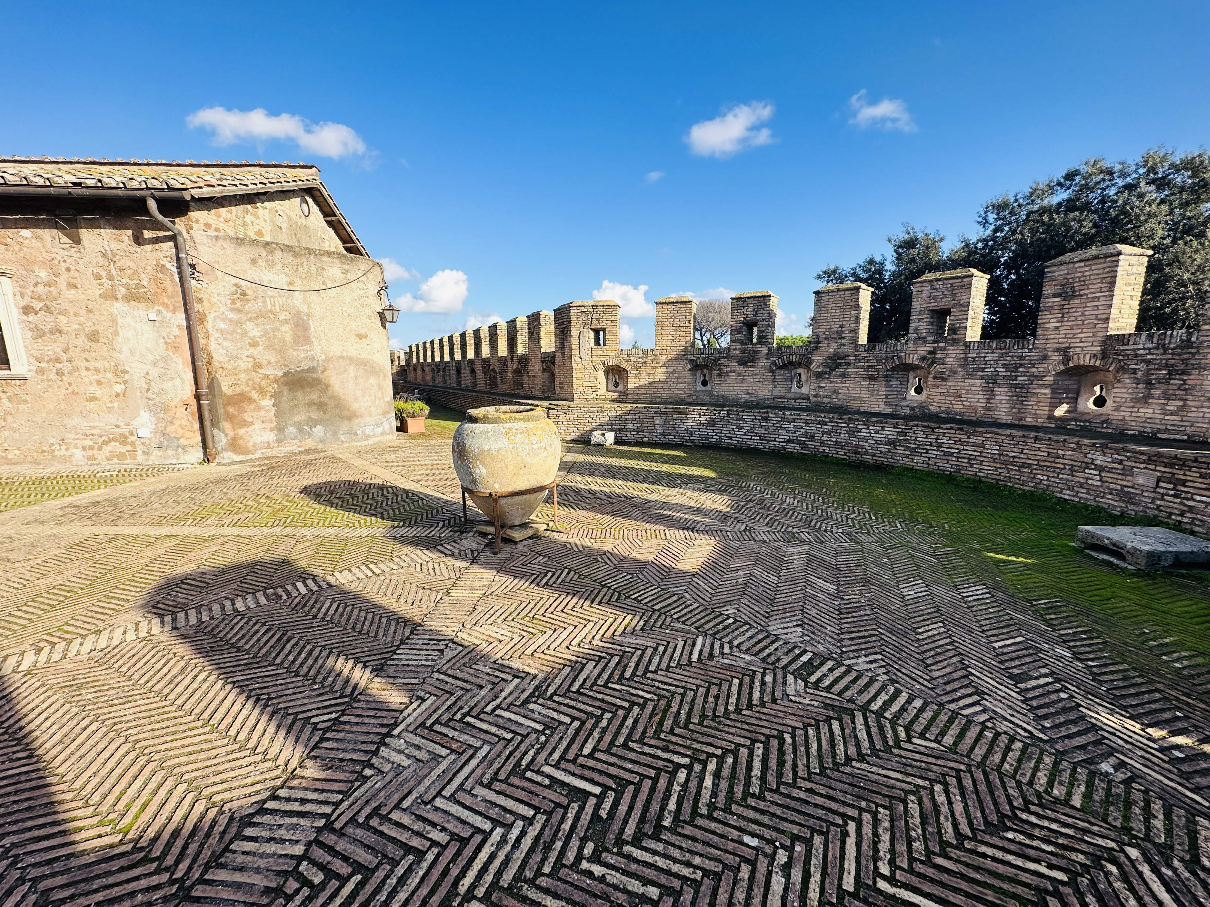 カステッロ・ディ・ジュリオIIの屋上全景、煉瓦の胸壁が並ぶ広いテラス