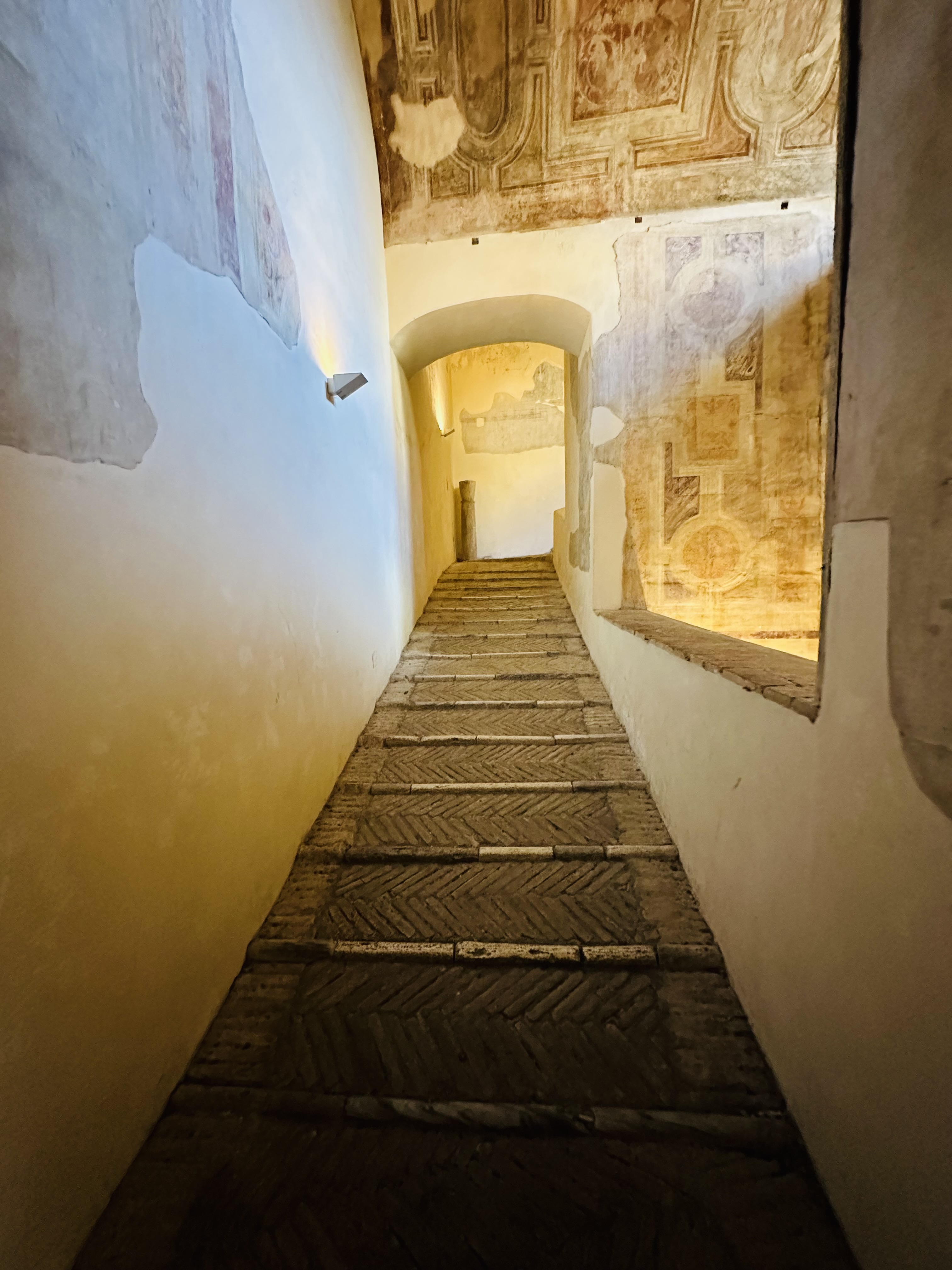 フレスコ画が残る階段室1