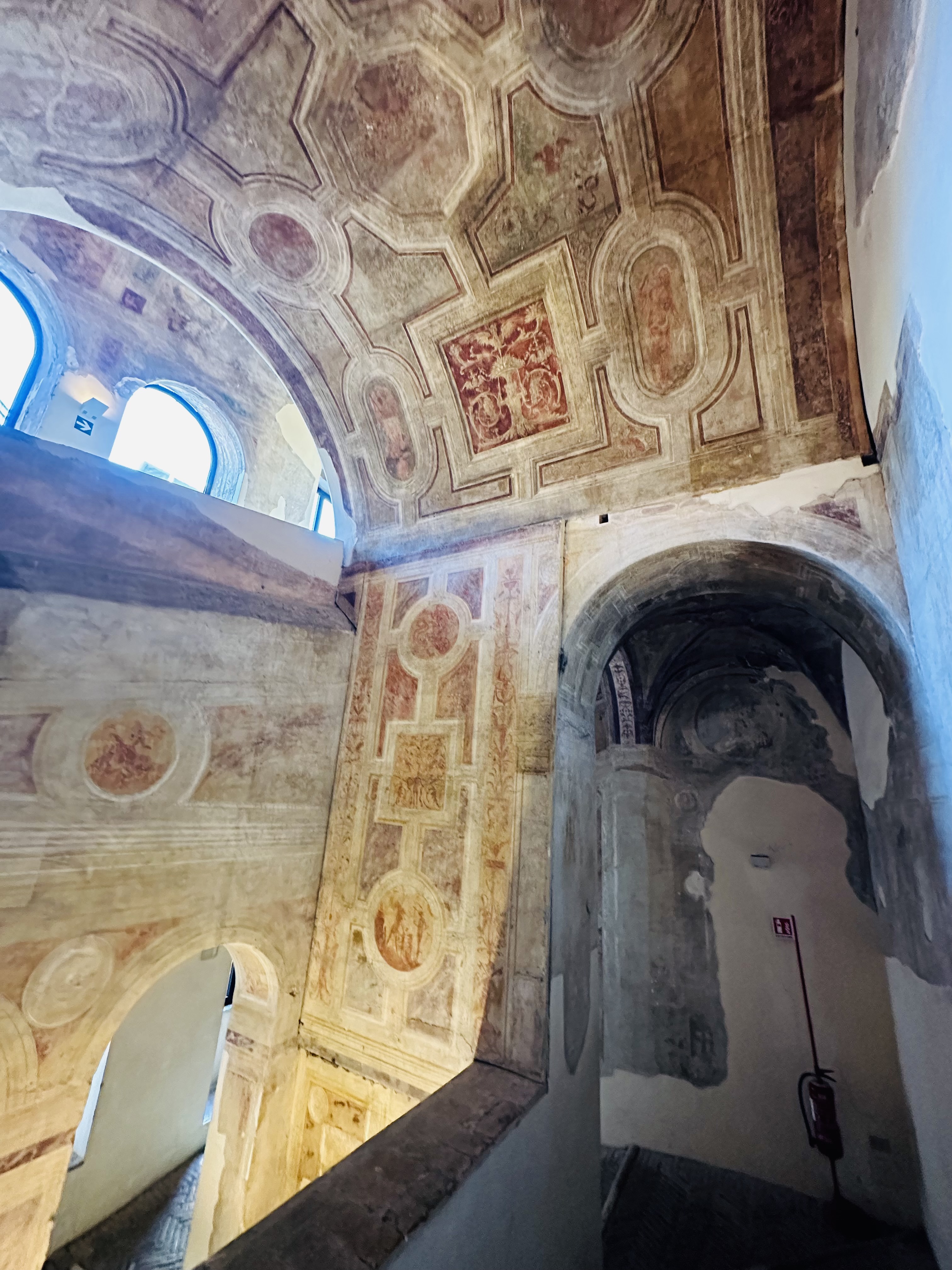 天井のフレスコ画のクローズアップ