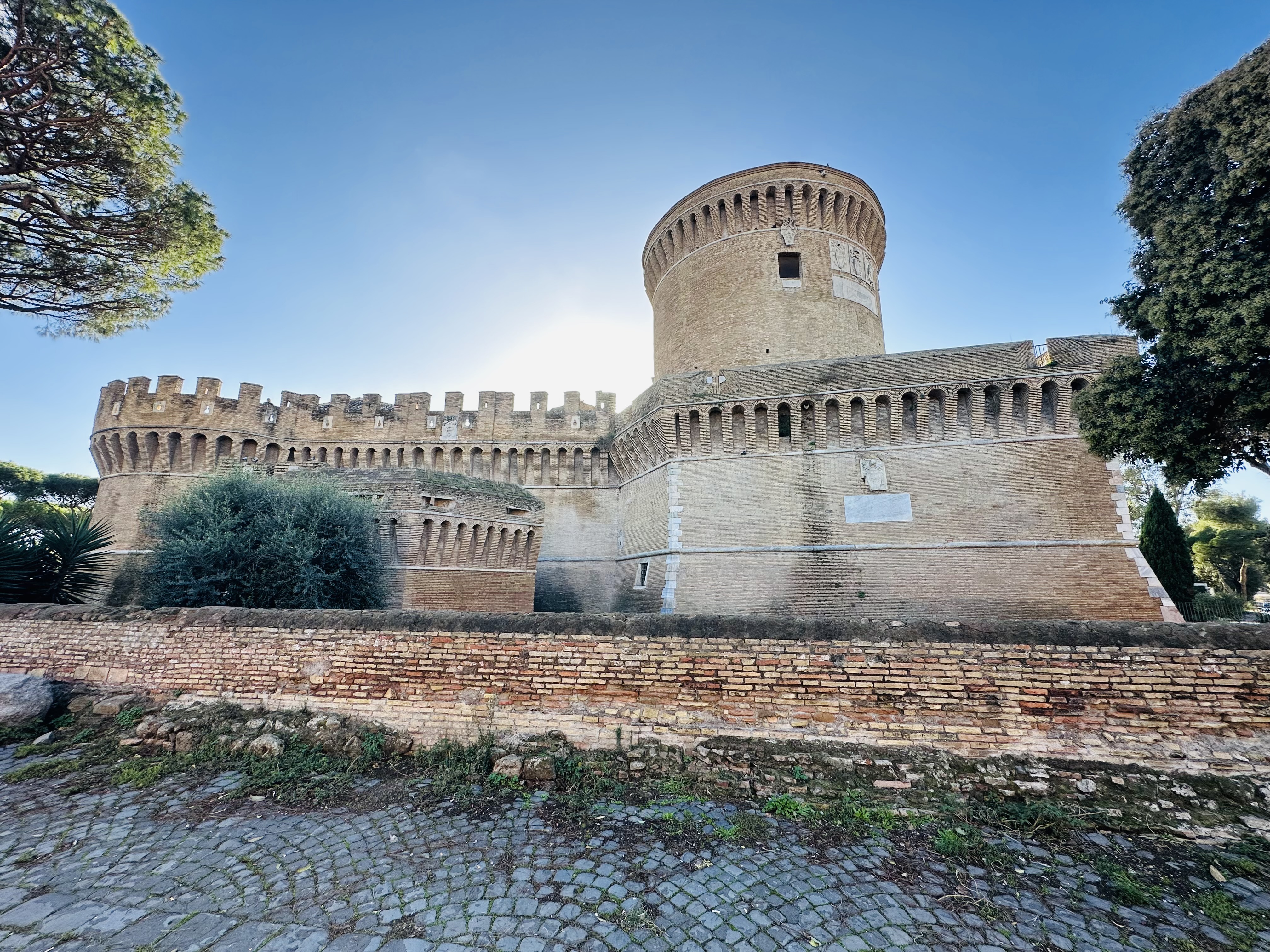 中世の煉瓦造りの砦カステッロ・ディ・ジュリオ IIの外観