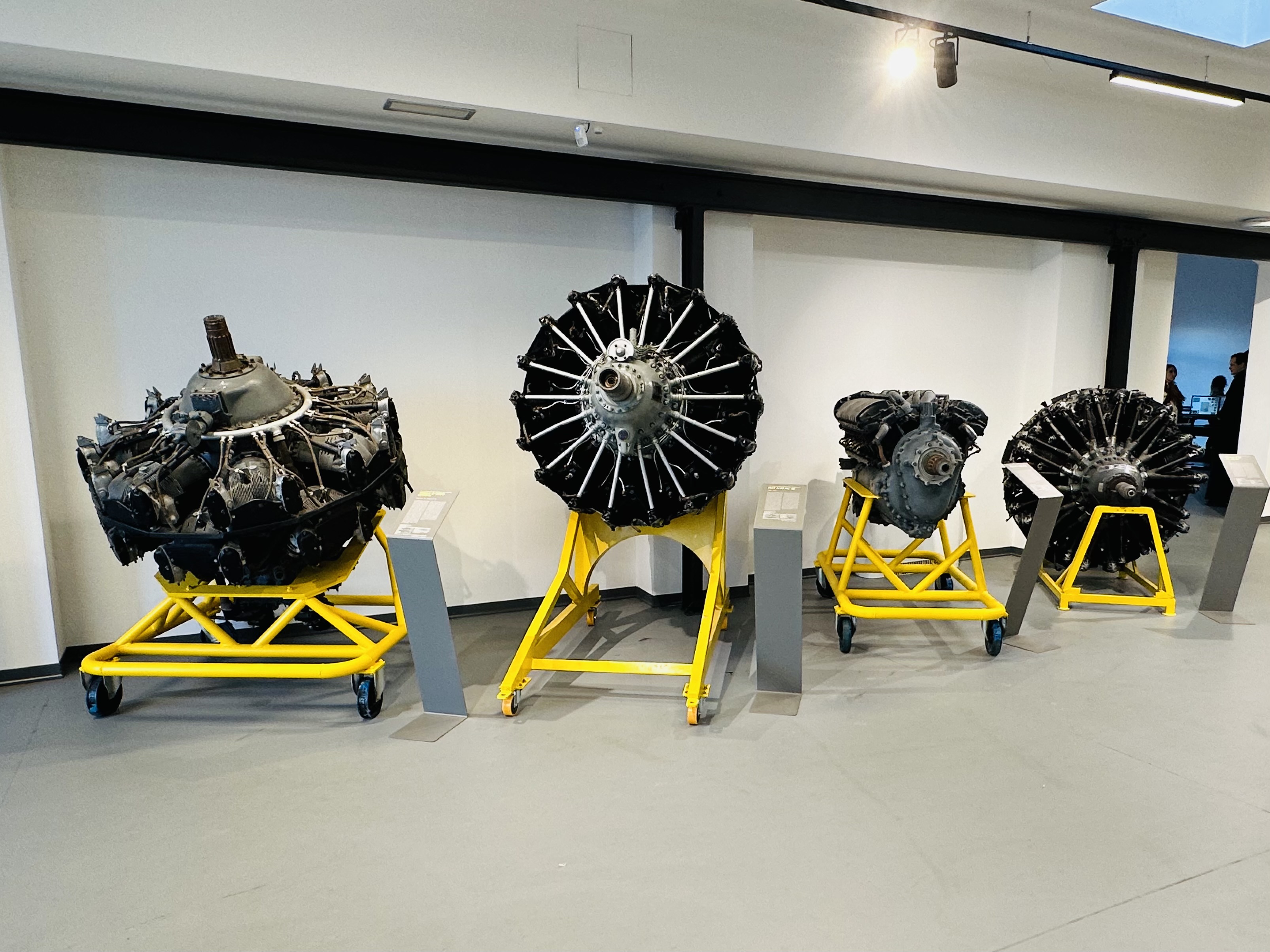 航空エンジンや計器類が並ぶ展示スペース