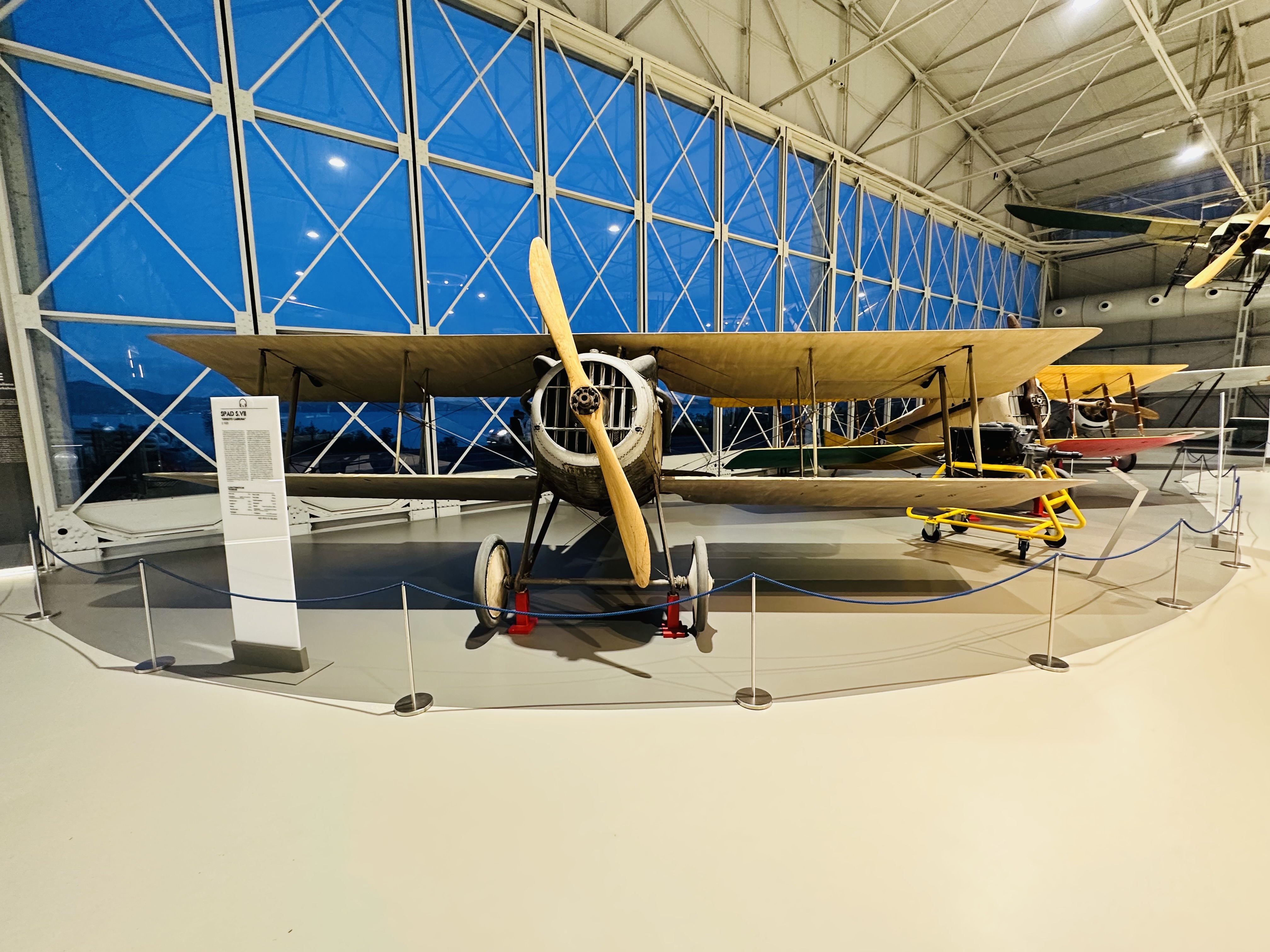 木製フレームや布張り翼を備えた初期複葉機の展示
