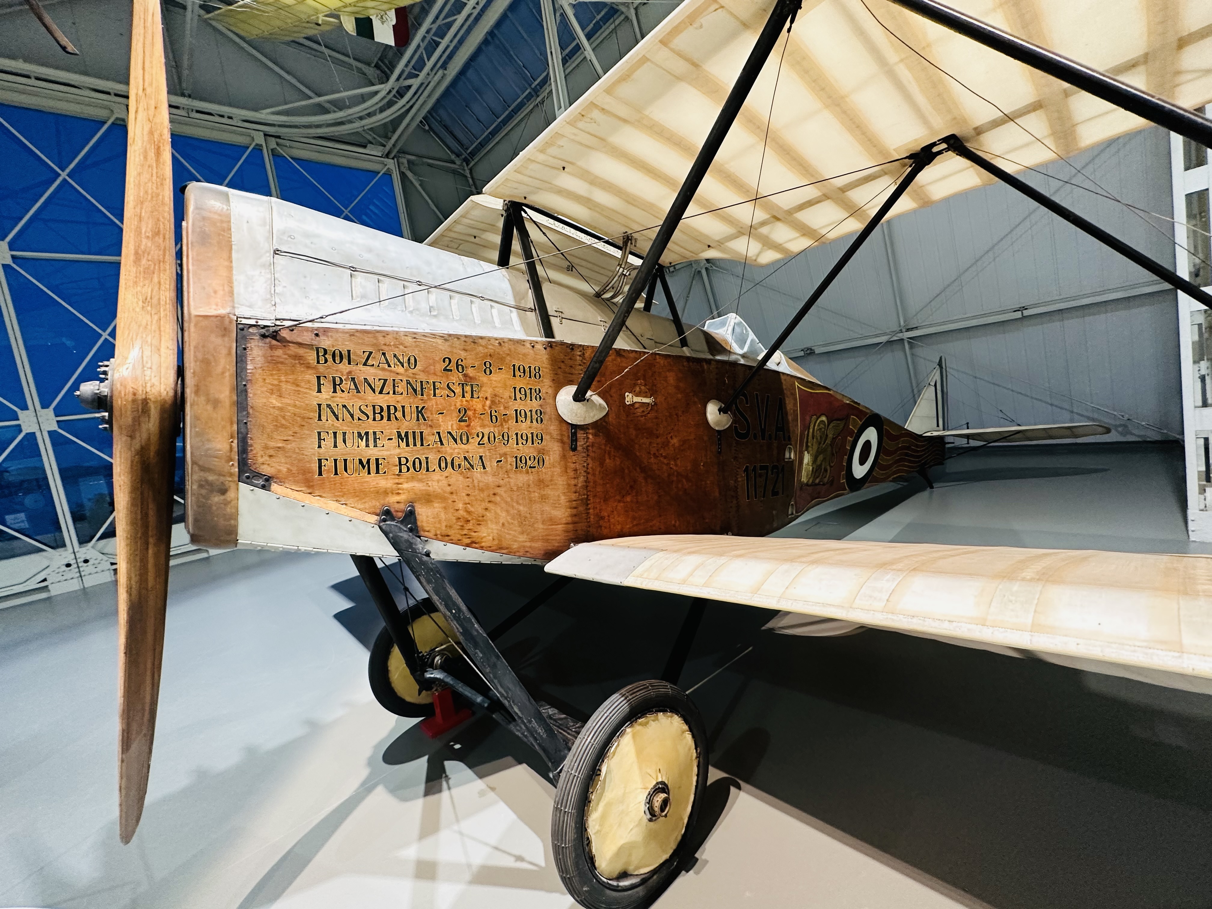 木製フレームや布張り翼を備えた初期複葉機の展示