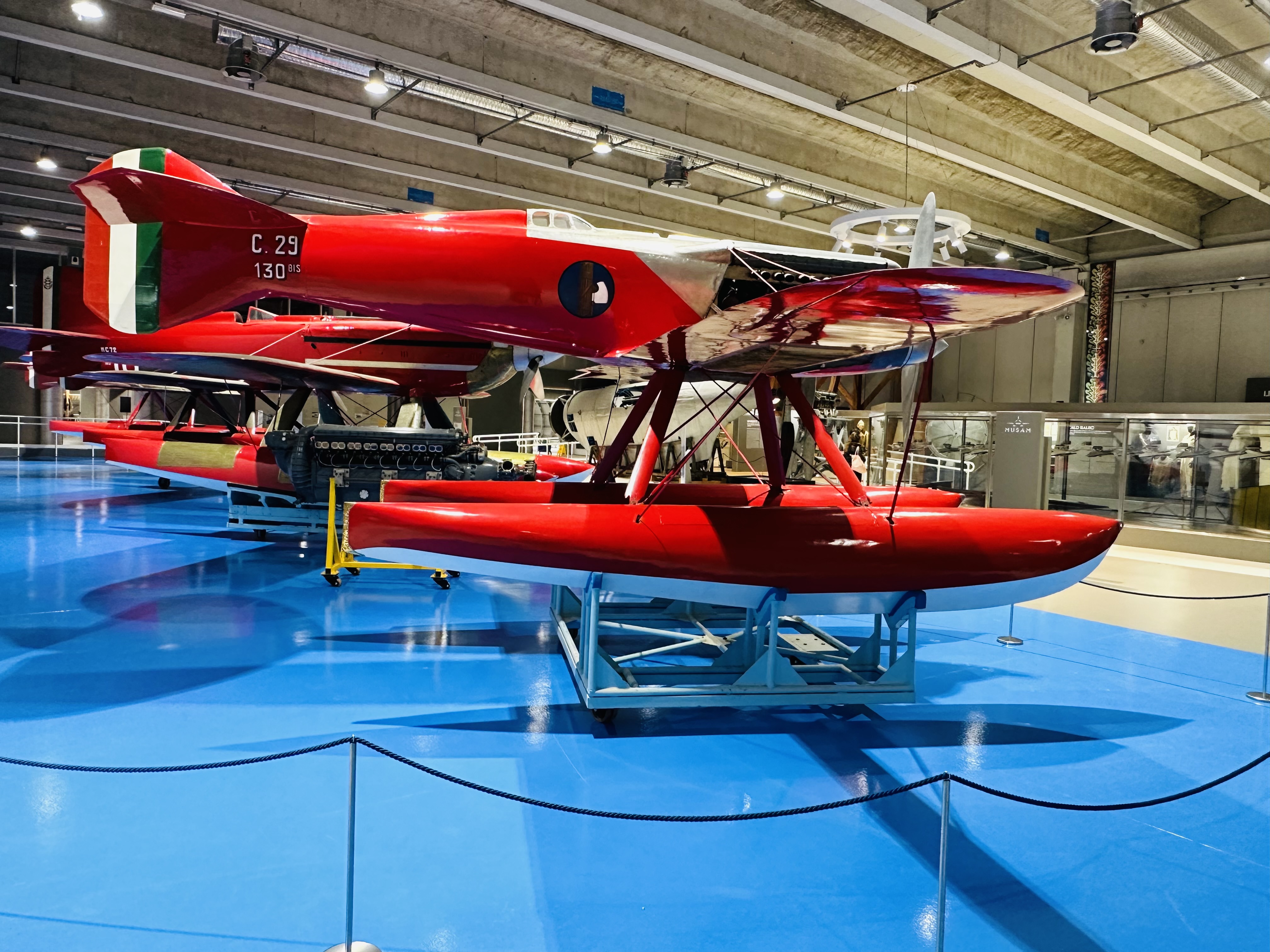 金属製の戦闘機が並ぶHANGAR VELO内部の展示