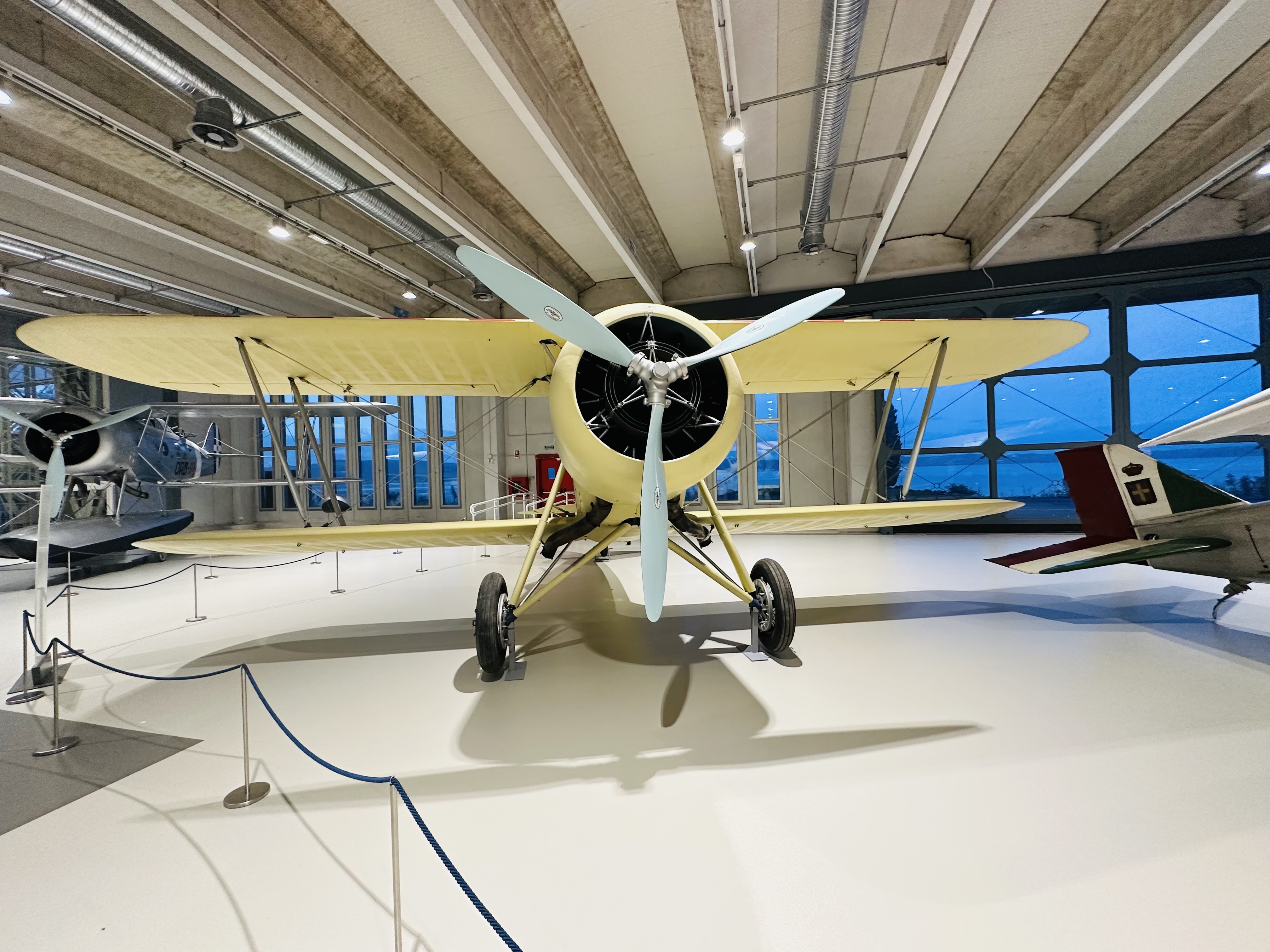 金属製の戦闘機が並ぶHANGAR VELO内部の展示