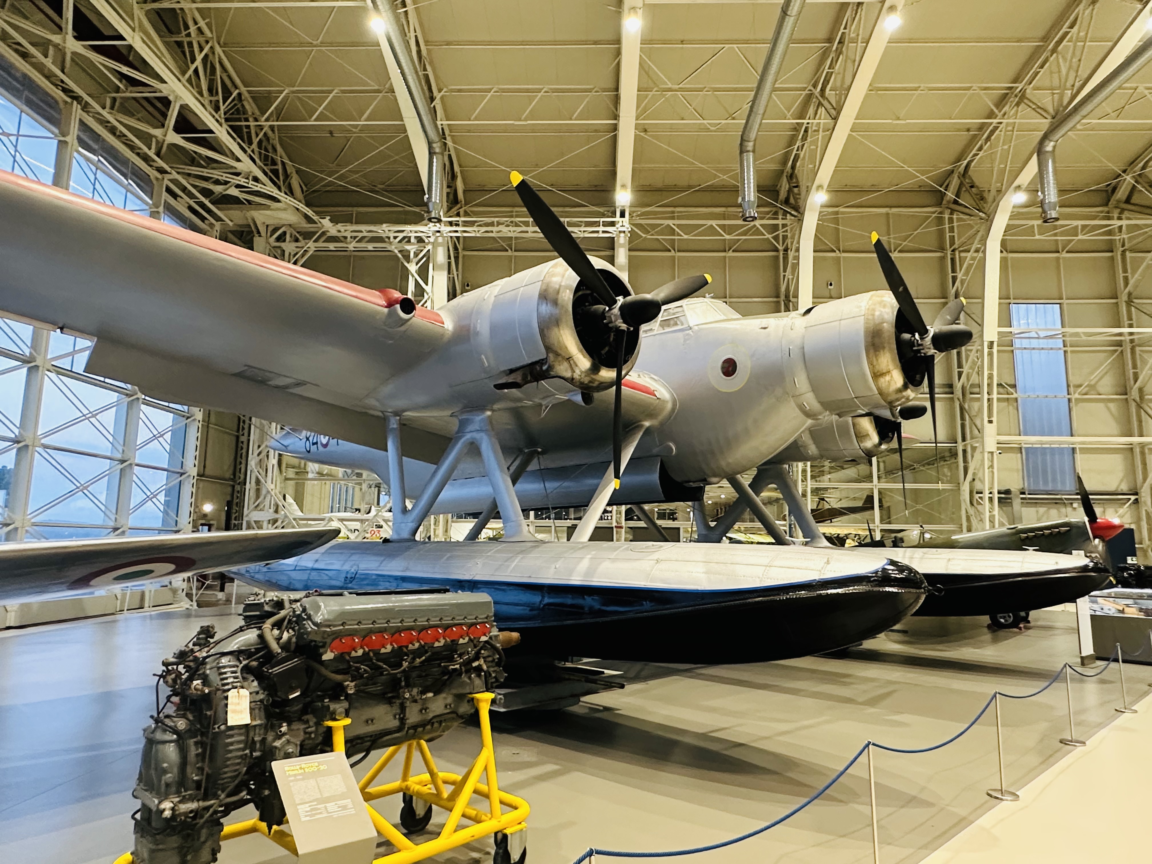 航空エンジンが整然と並ぶHANGAR BADONIの展示空間