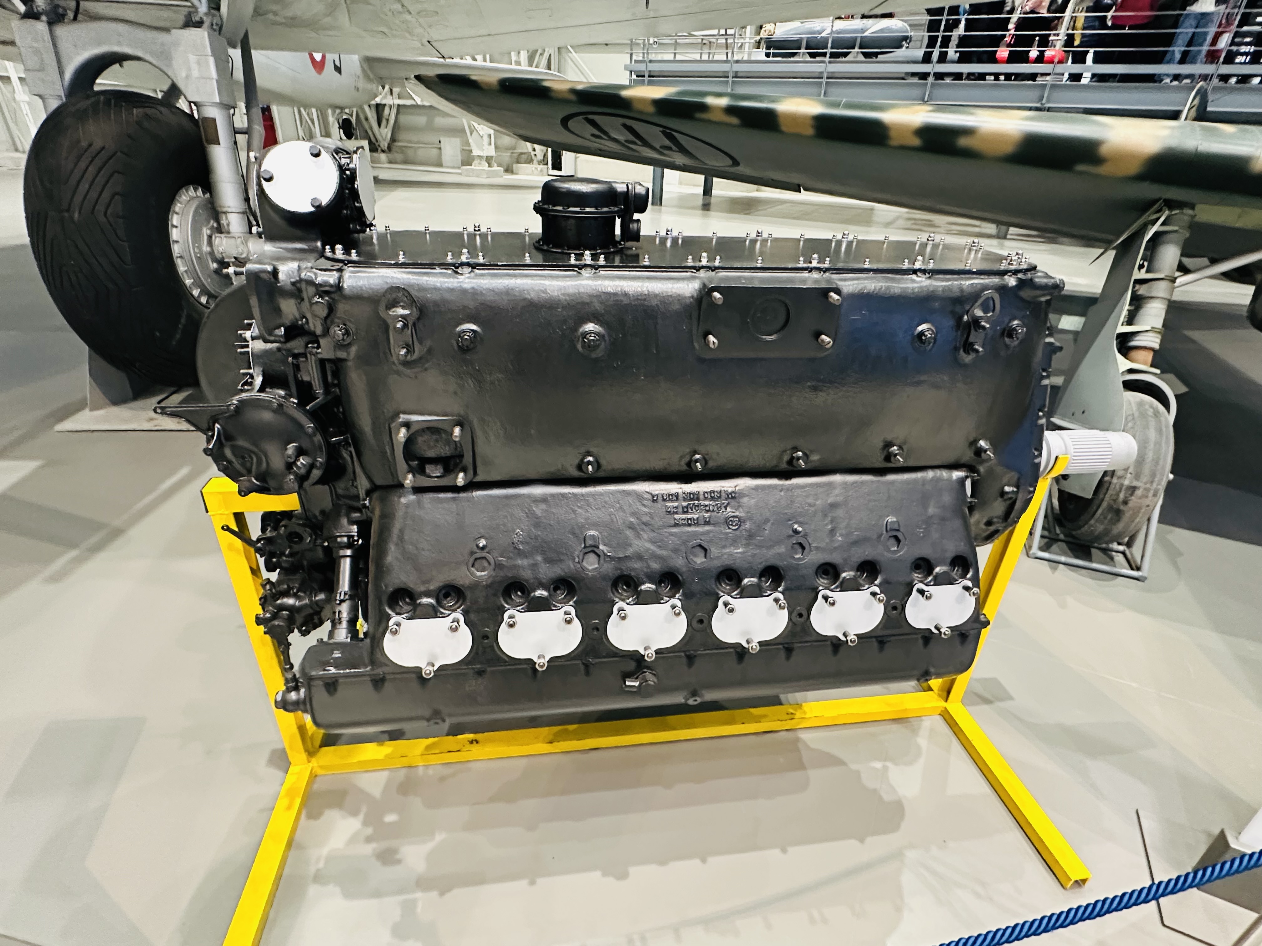 航空エンジンが整然と並ぶHANGAR BADONIの展示空間