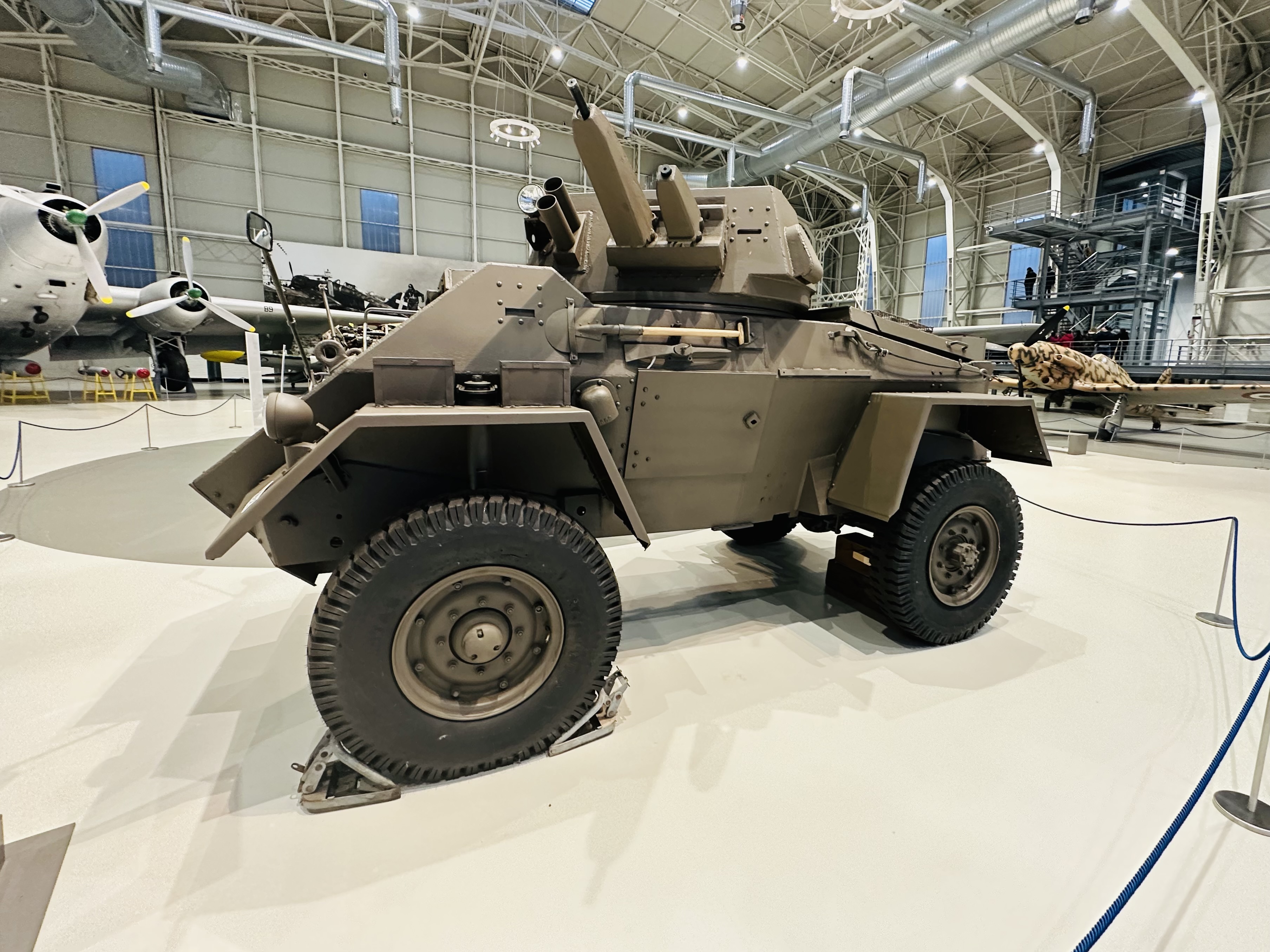 航空エンジンが整然と並ぶHANGAR BADONIの展示空間