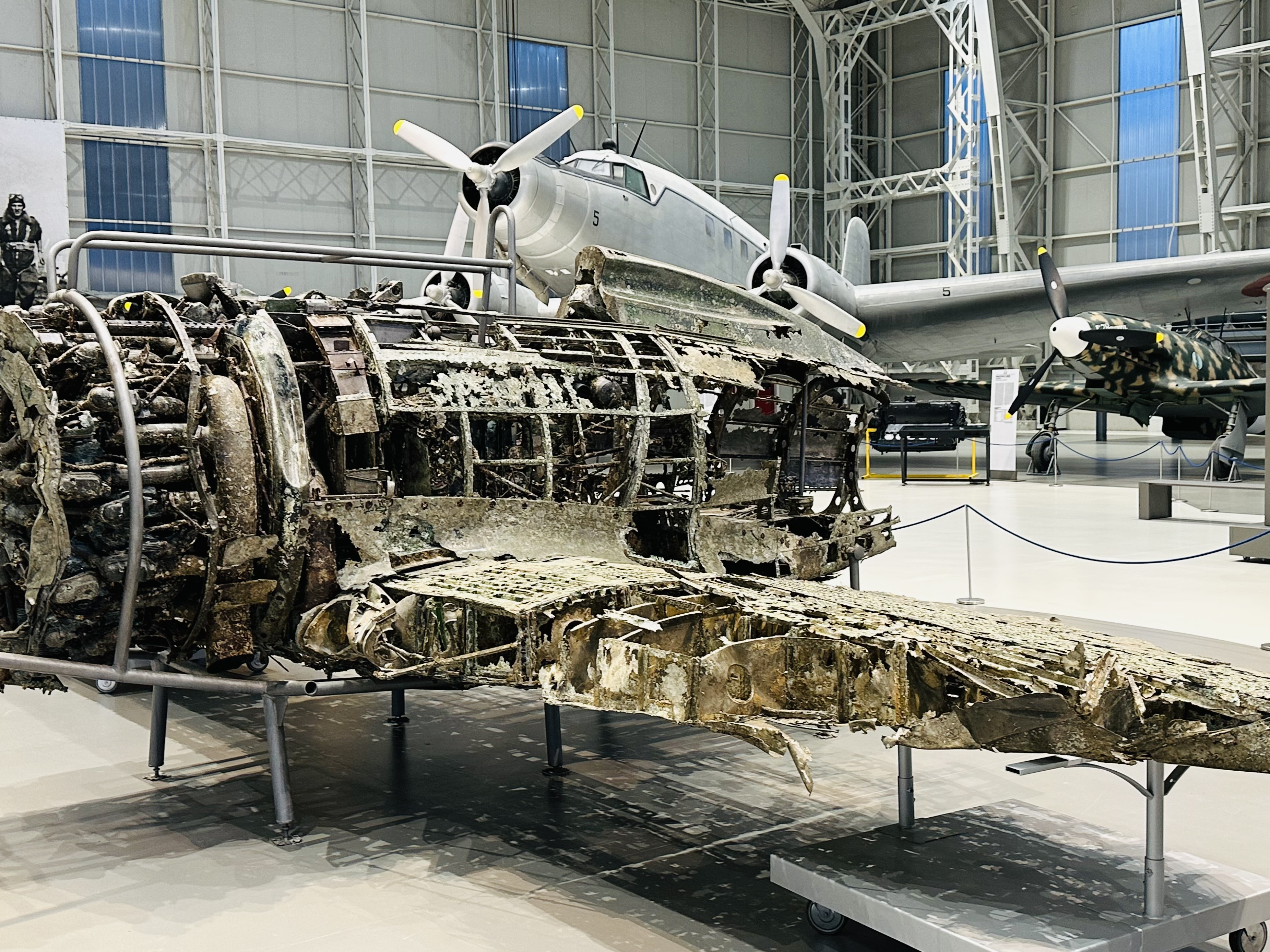 航空エンジンが整然と並ぶHANGAR BADONIの展示空間