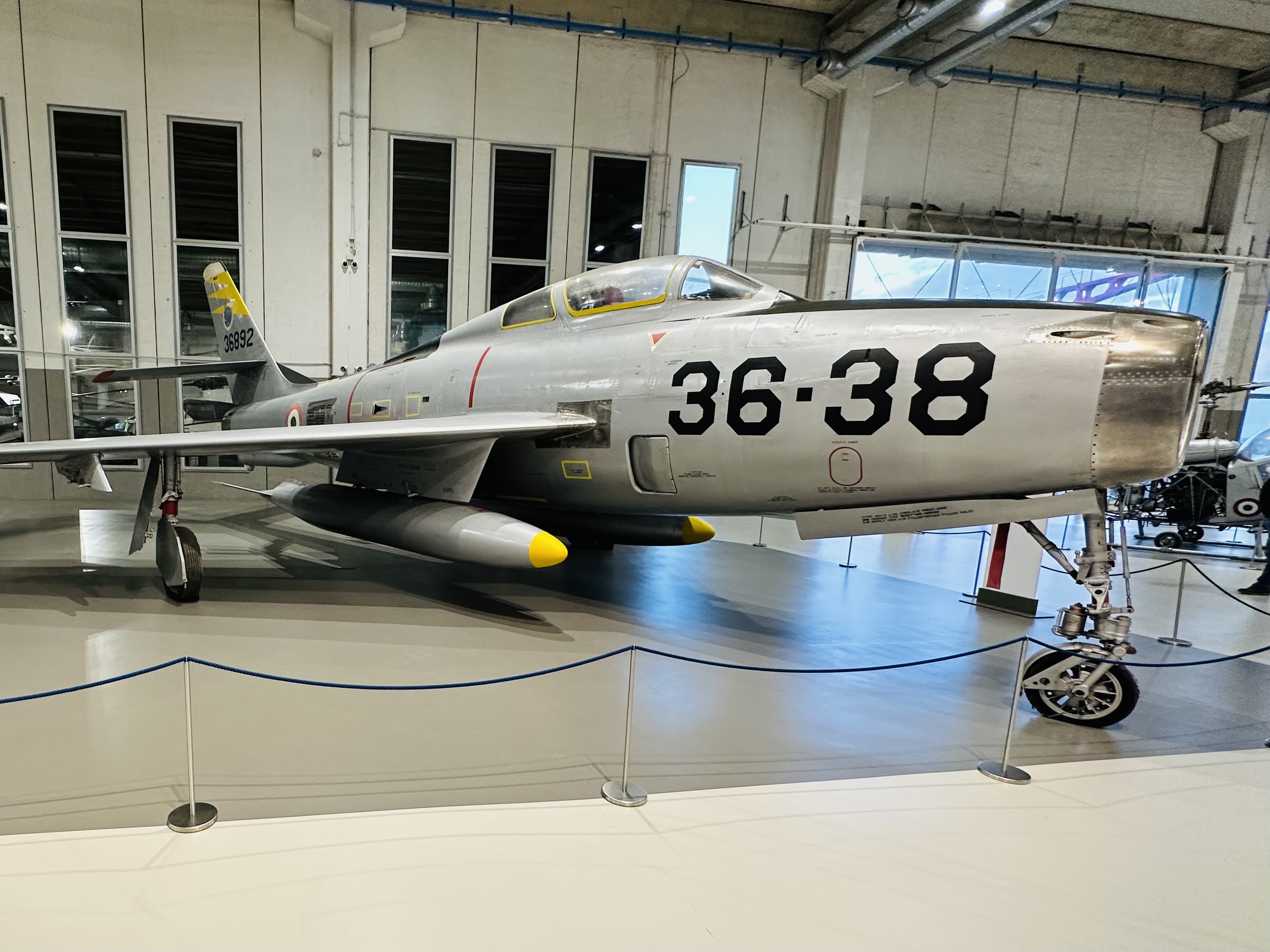 ジェット機が並ぶHANGAR SKEMA内部の展示空間