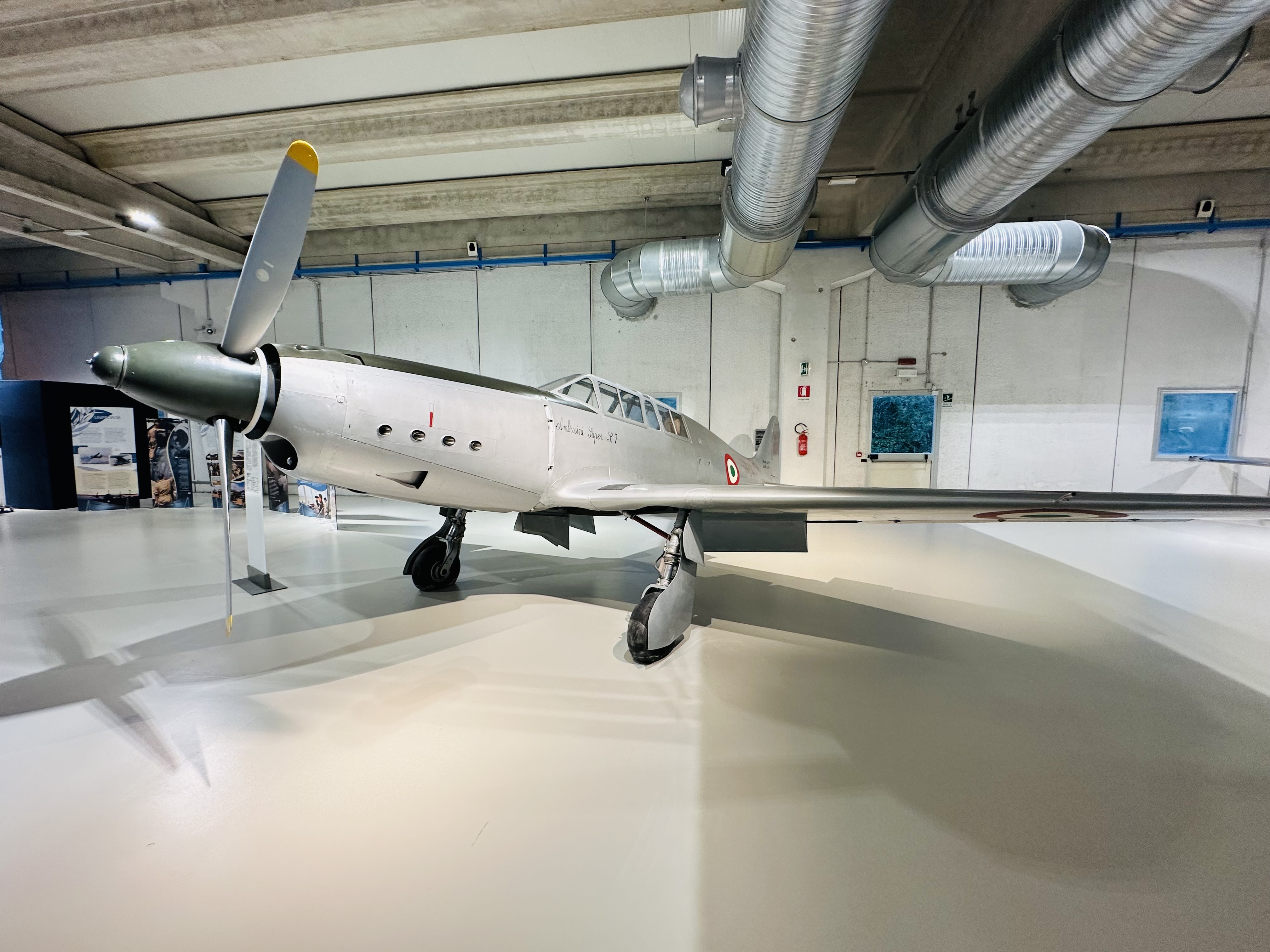 ジェット機が並ぶHANGAR SKEMA内部の展示空間