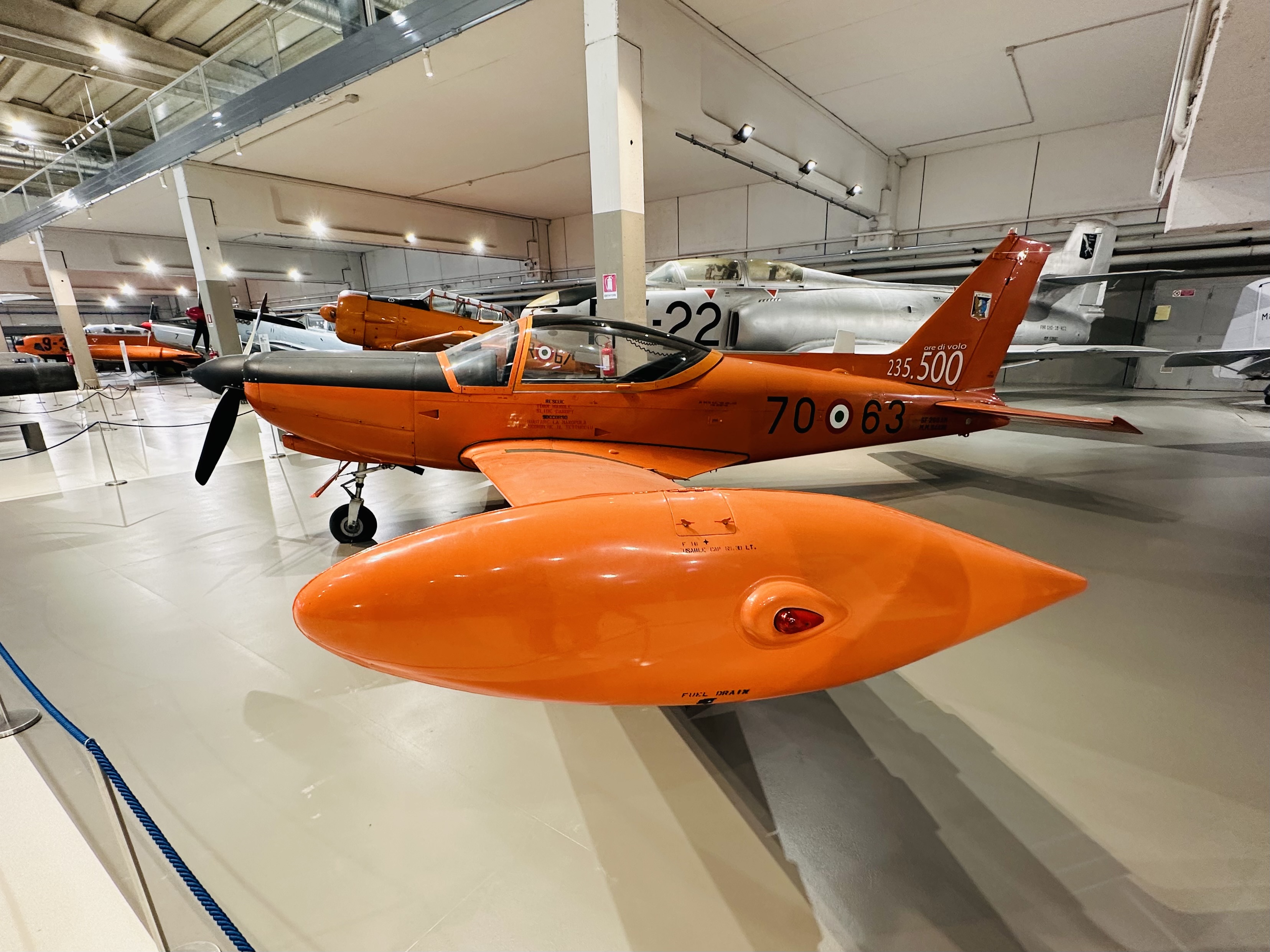 ジェット機が並ぶHANGAR SKEMA内部の展示空間