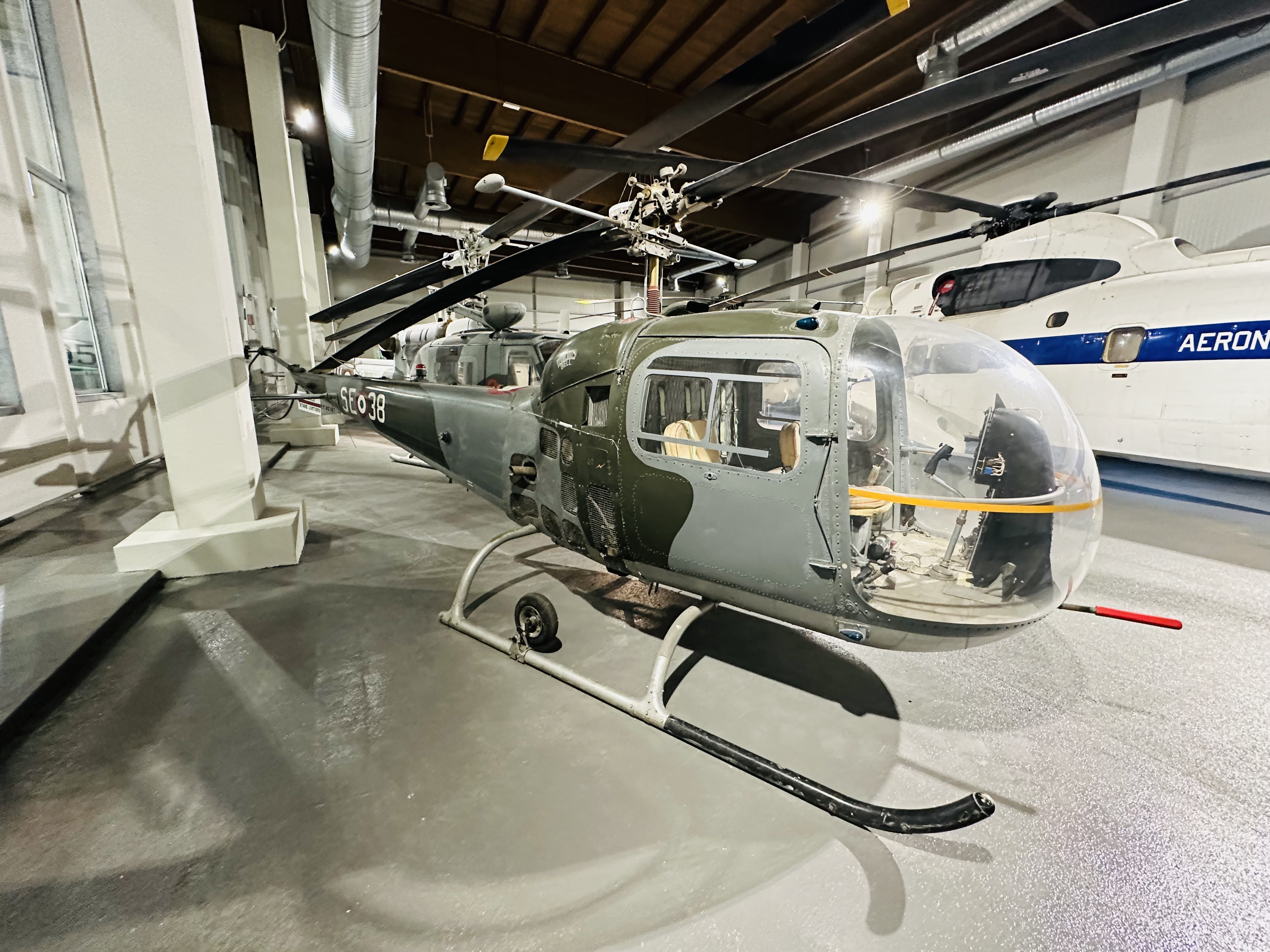 救助や輸送に使われたヘリコプターが並ぶ展示空間