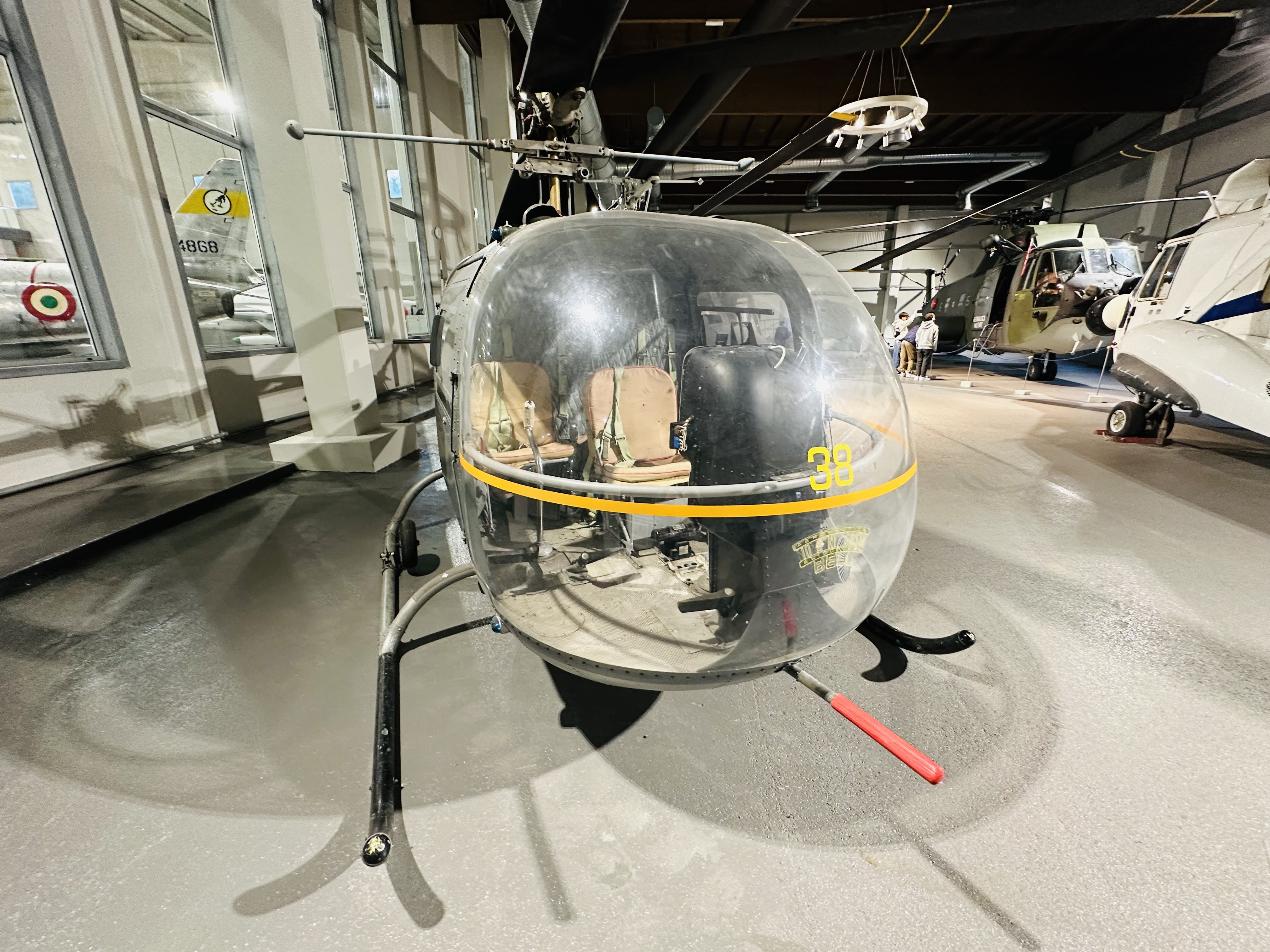 救助や輸送に使われたヘリコプターが並ぶ展示空間