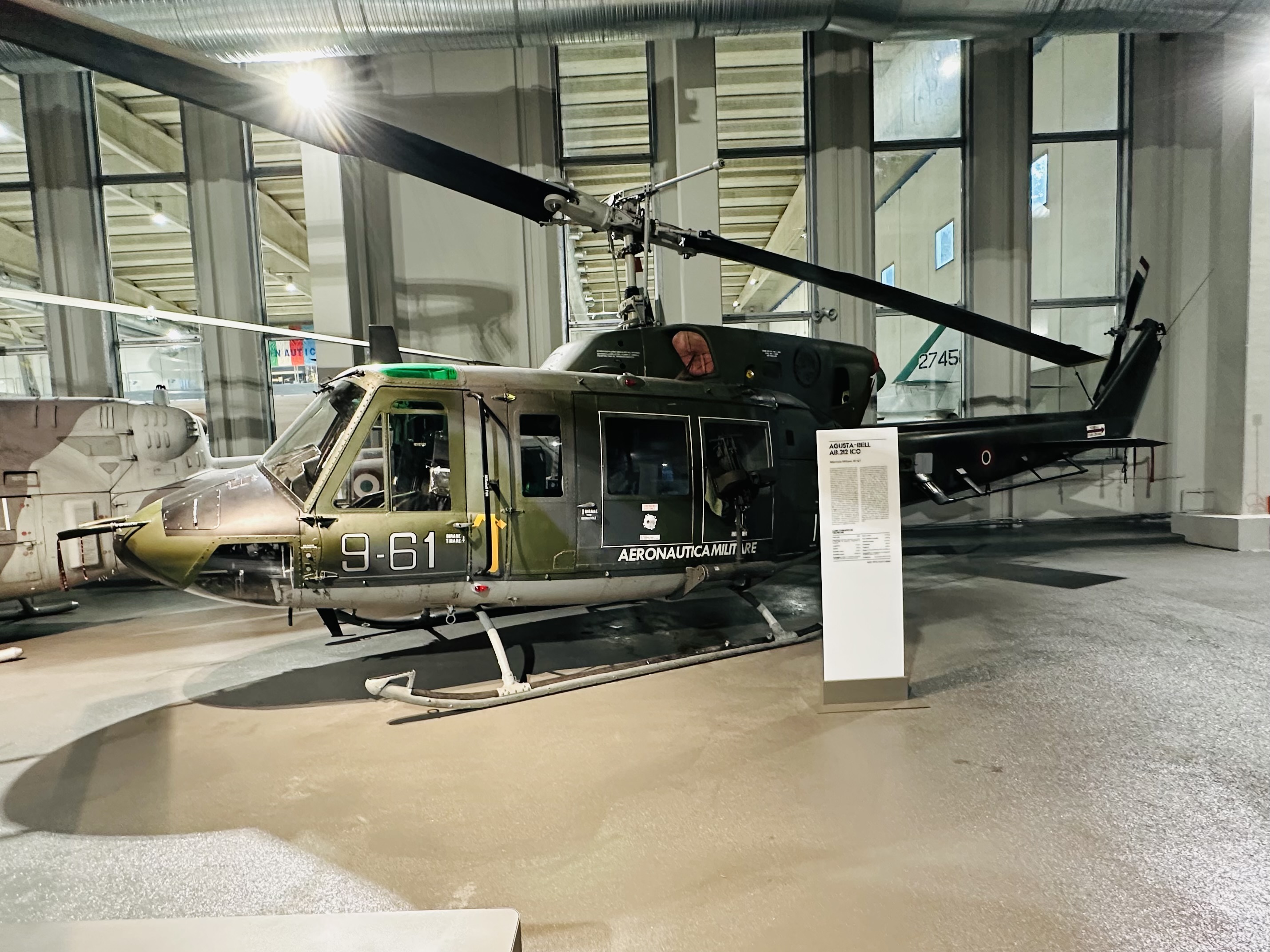 救助や輸送に使われたヘリコプターが並ぶ展示空間