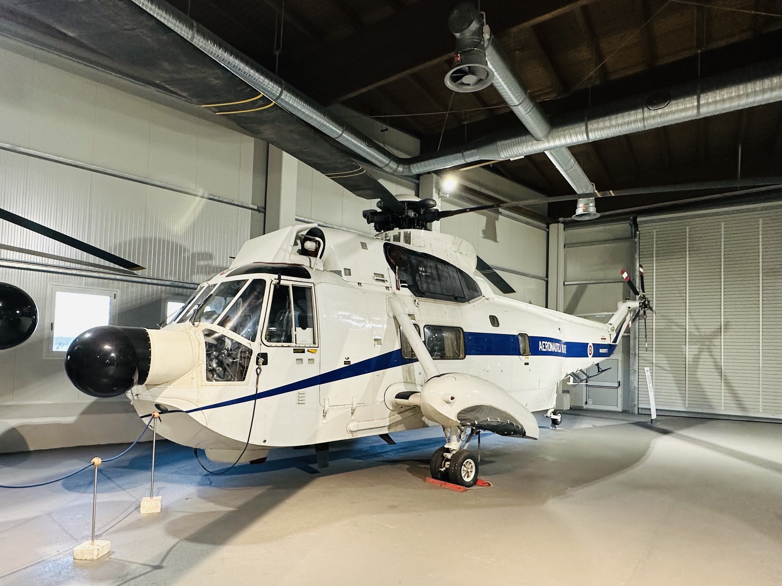 救助や輸送に使われたヘリコプターが並ぶ展示空間
