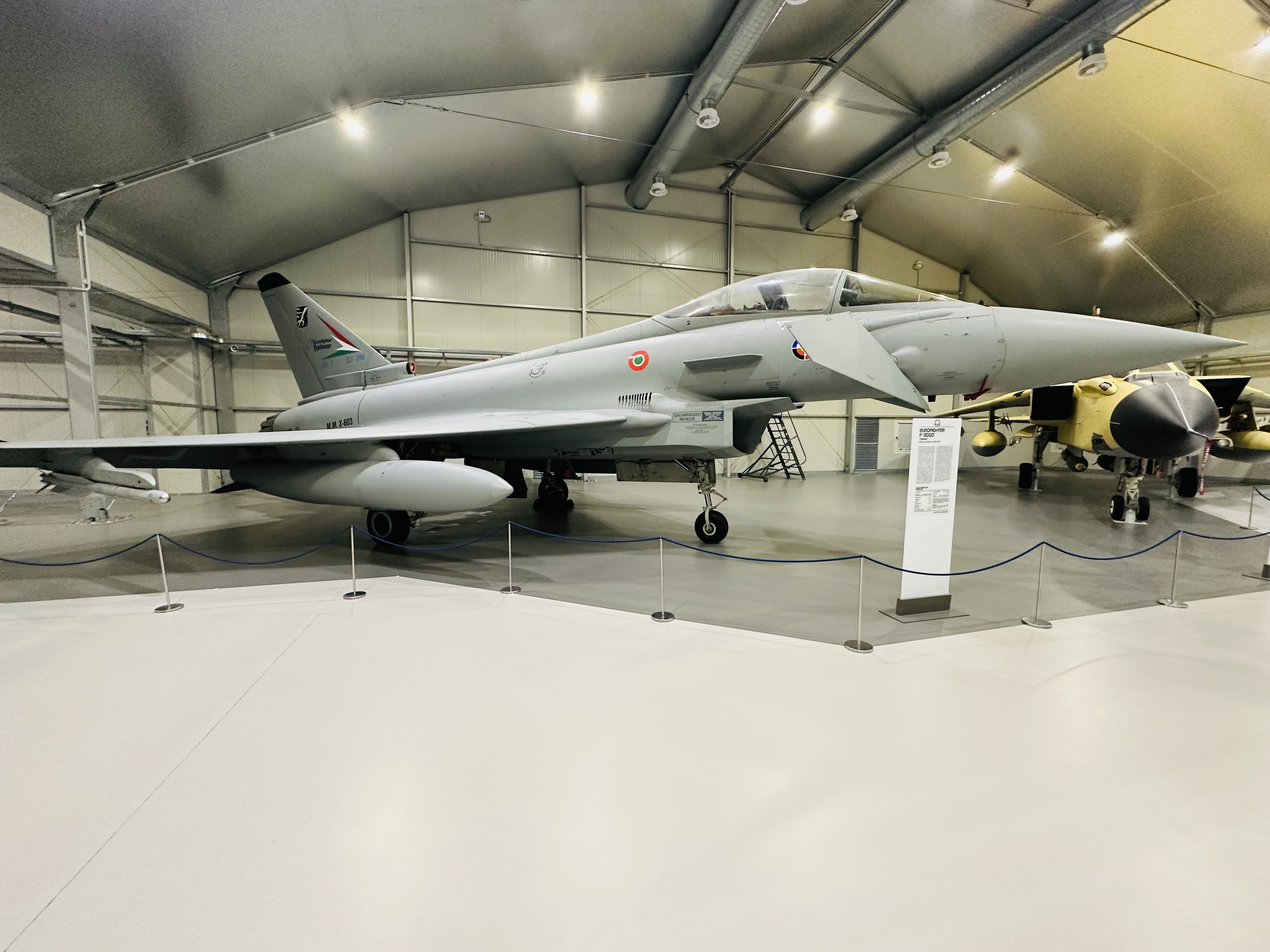 巨大な輸送機や飛行艇が並ぶHANGAR 100内部の展示空間