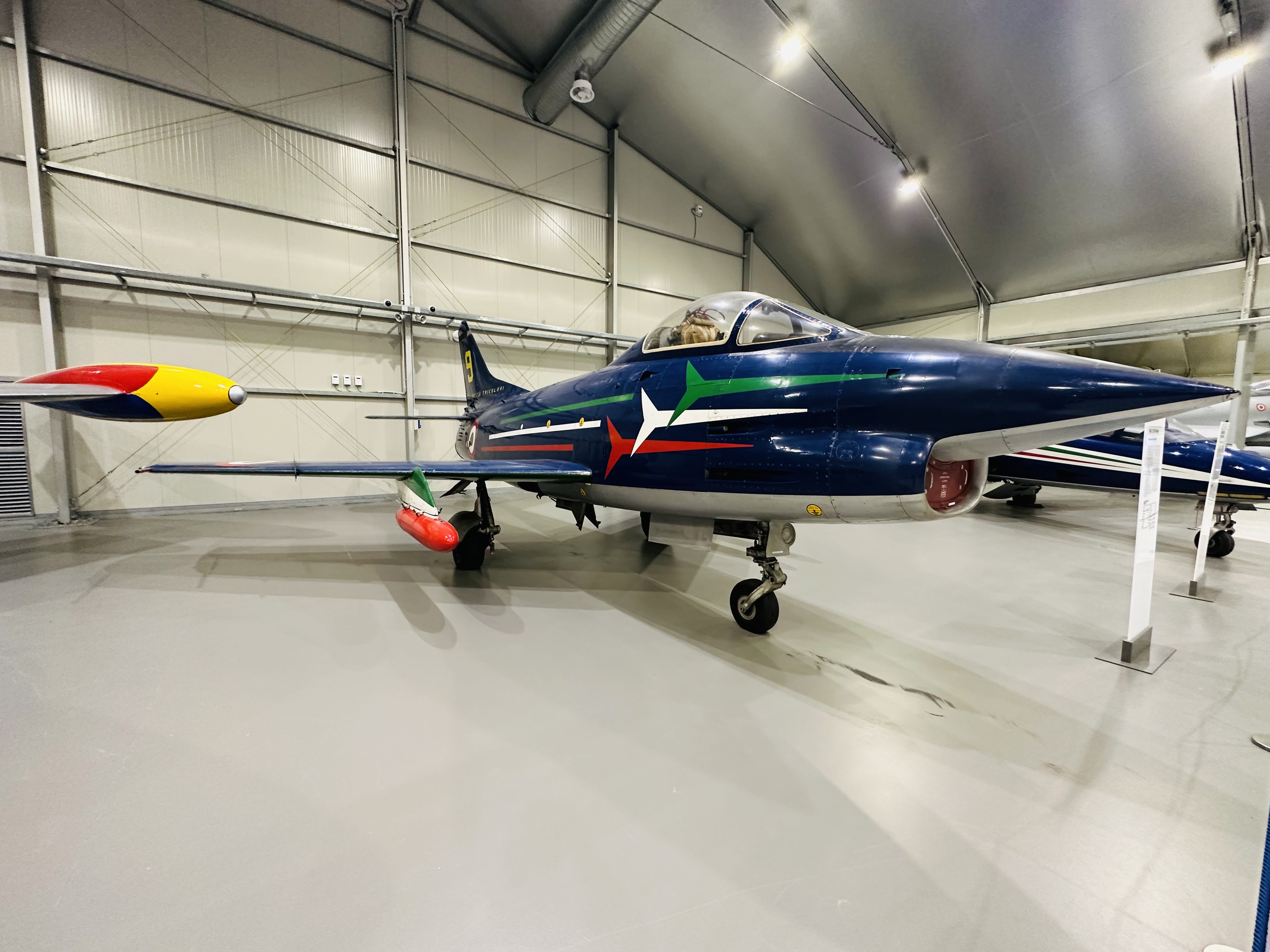 巨大な輸送機や飛行艇が並ぶHANGAR 100内部の展示空間