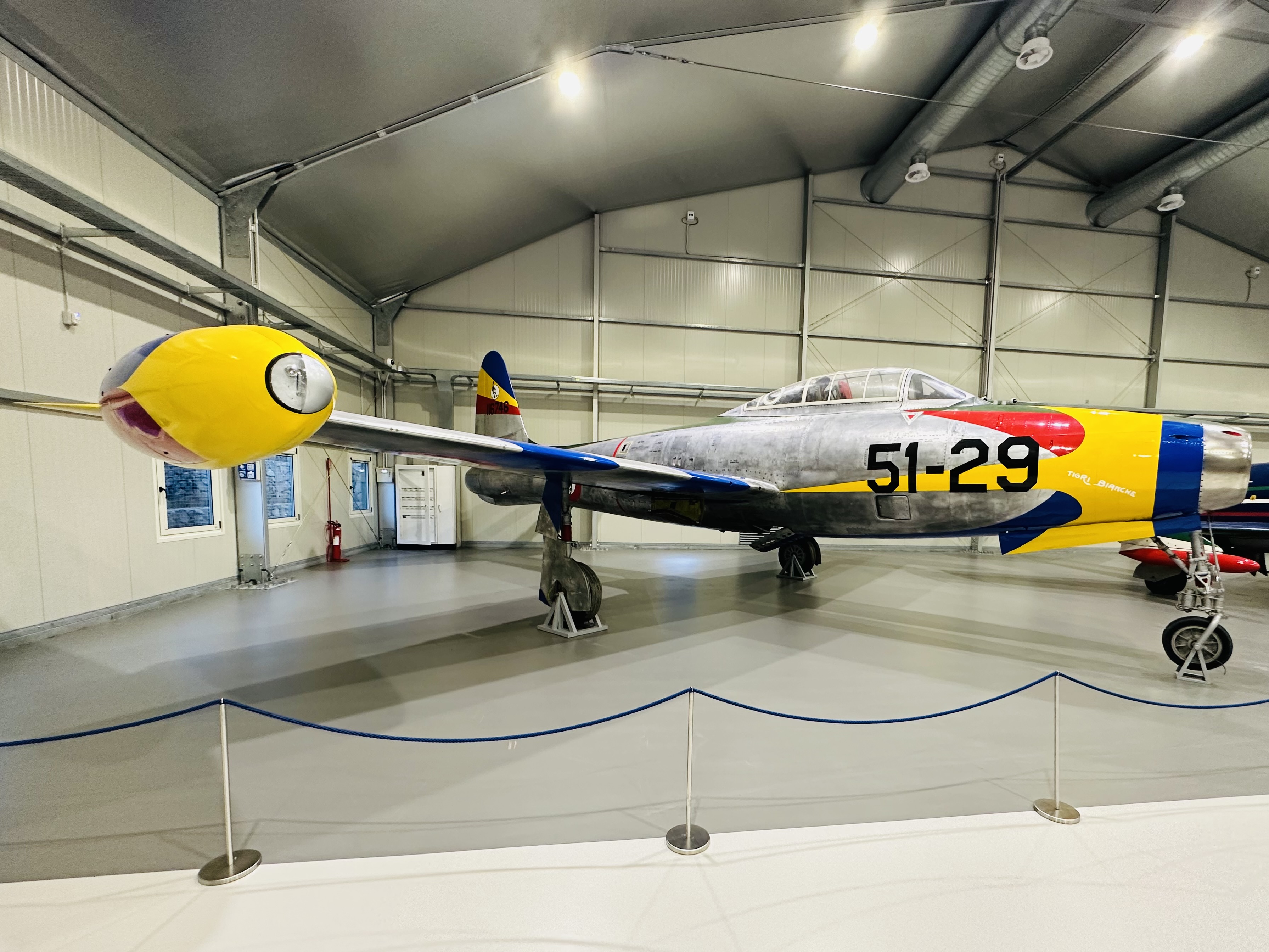 巨大な輸送機や飛行艇が並ぶHANGAR 100内部の展示空間