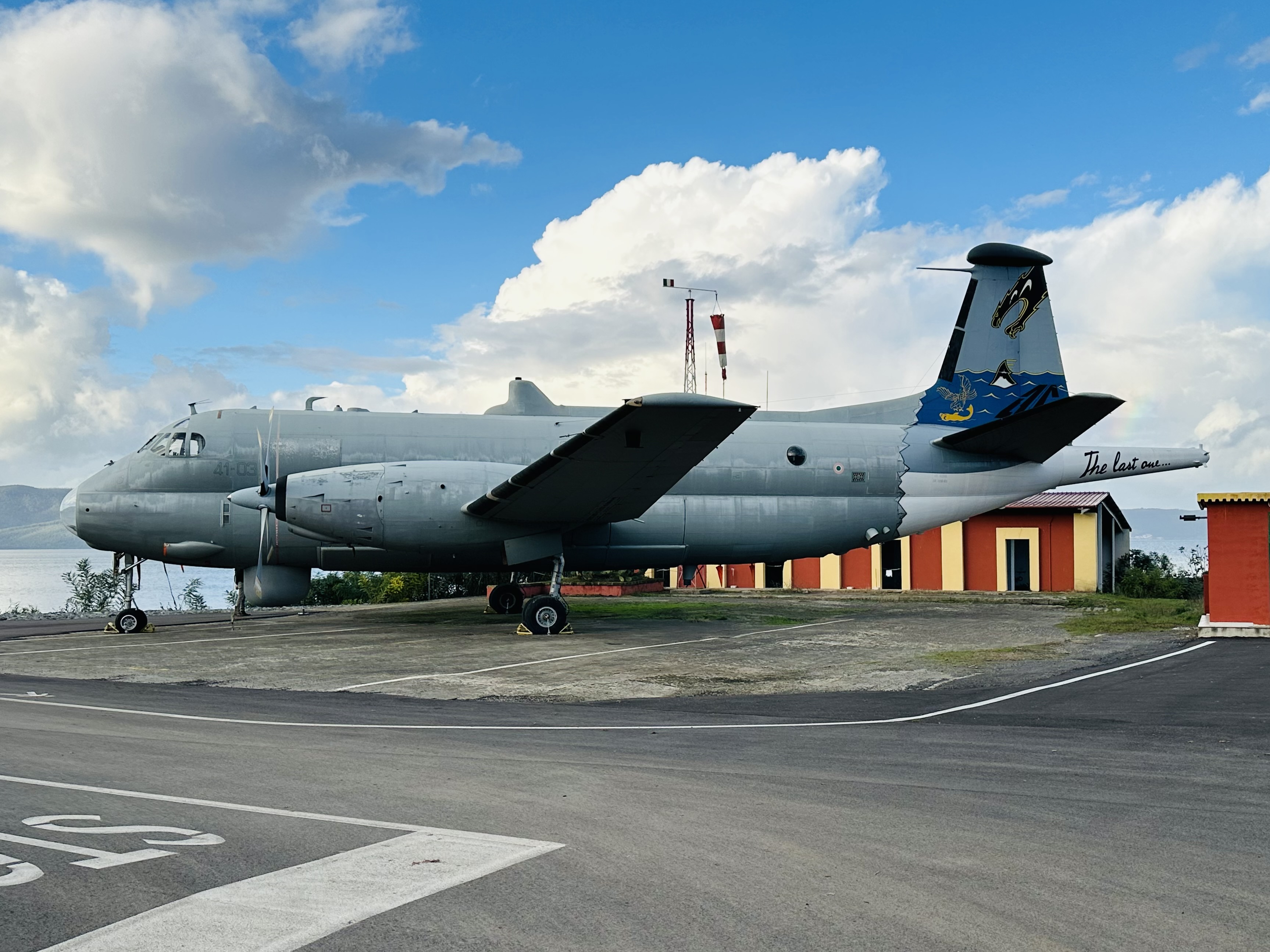 夕日に照らされる大型機が並ぶ屋外展示エリアの風景