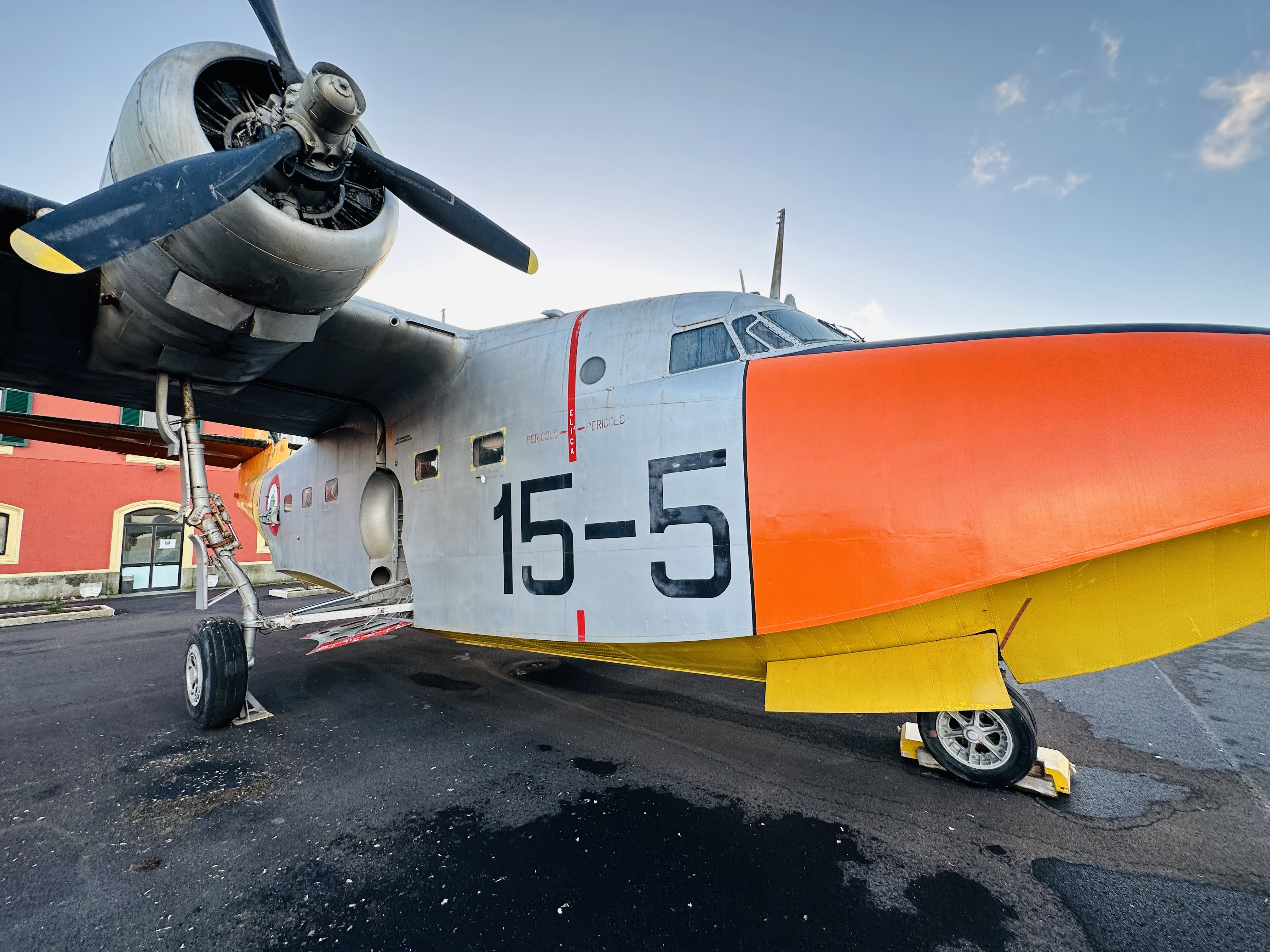 夕日に照らされる大型機が並ぶ屋外展示エリアの風景