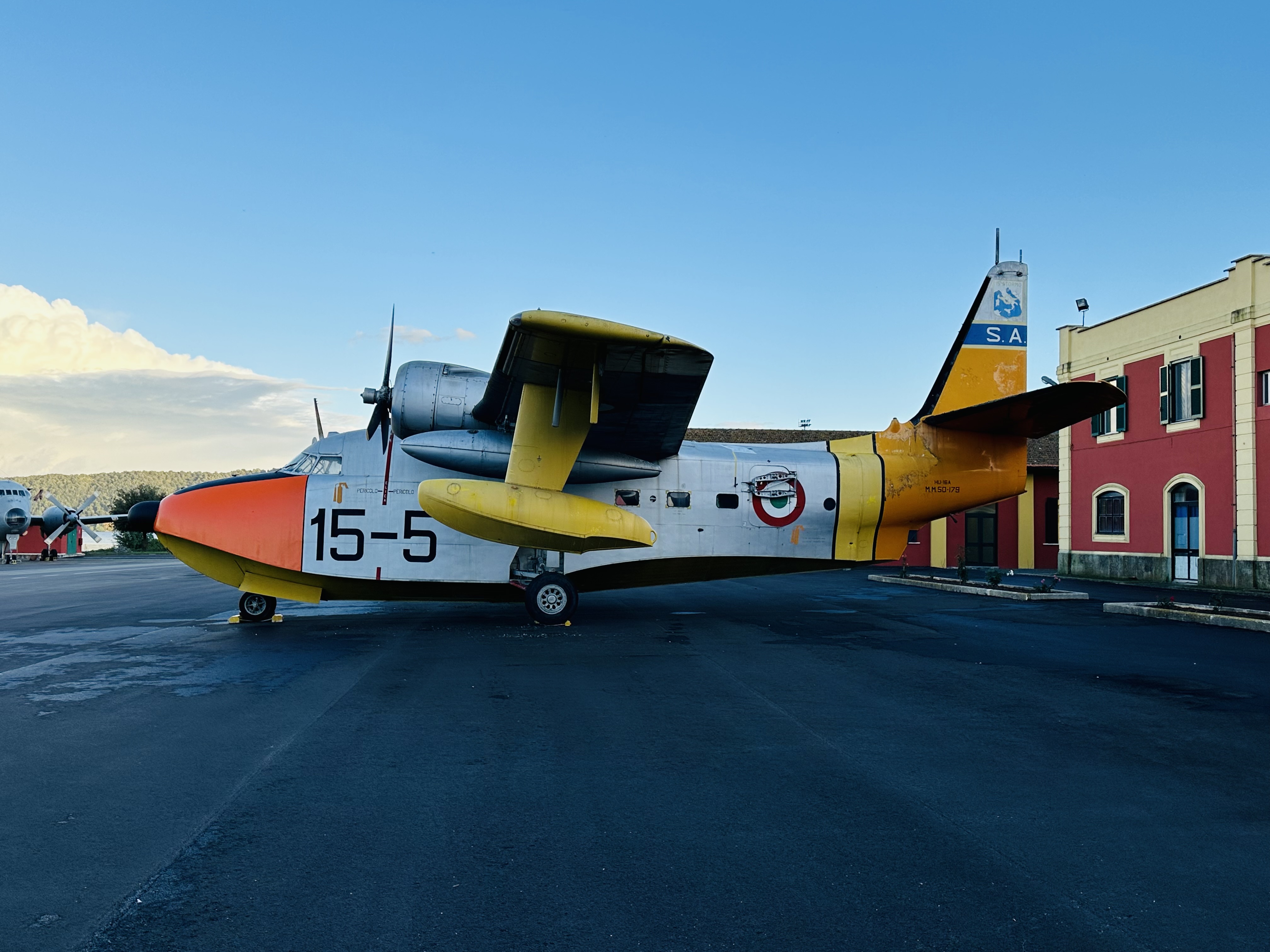 夕日に照らされる大型機が並ぶ屋外展示エリアの風景