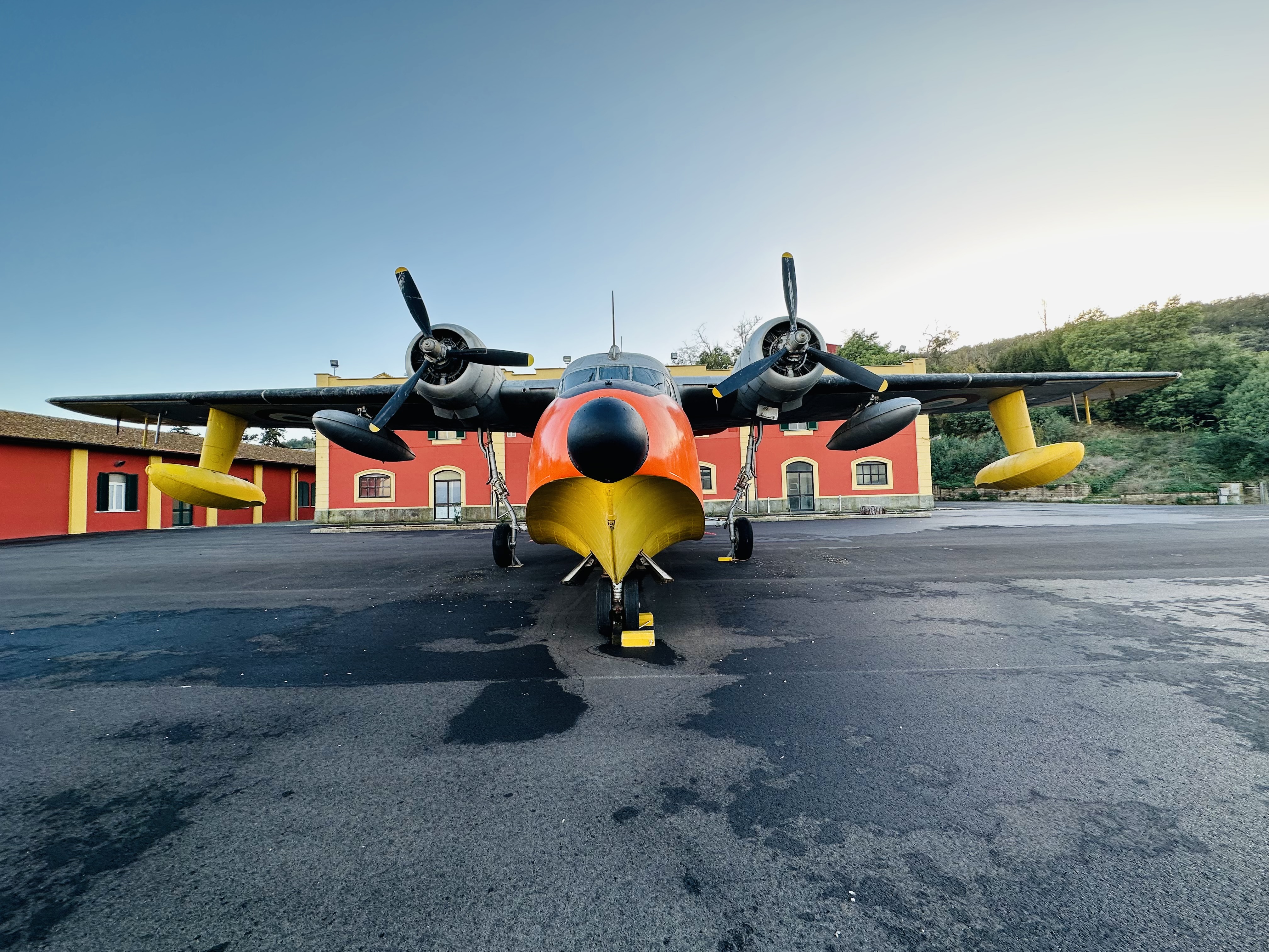 夕日に照らされる大型機が並ぶ屋外展示エリアの風景