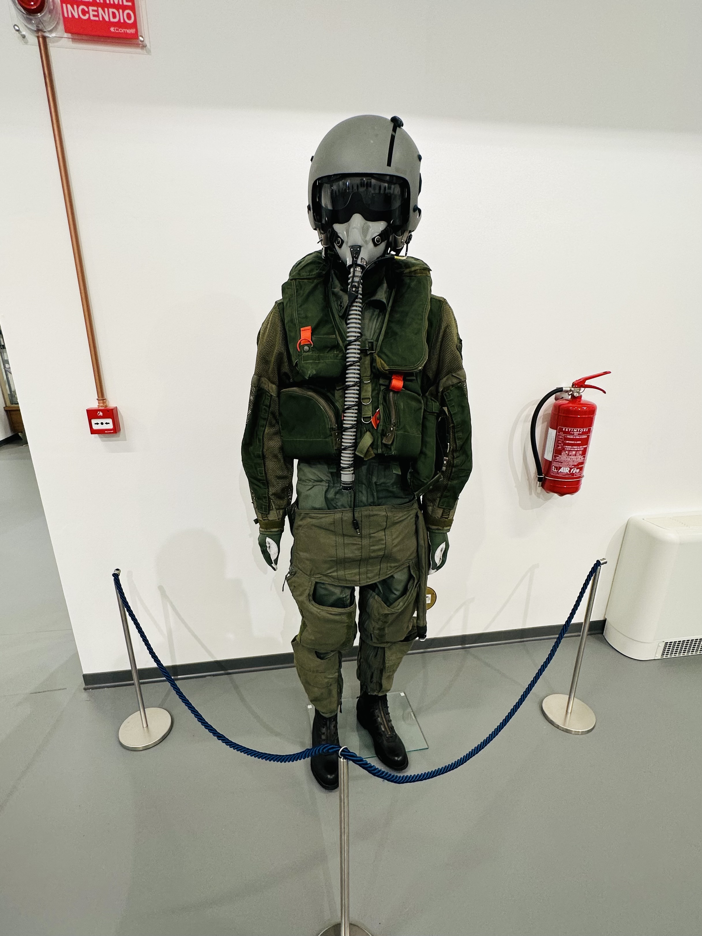 航空エンジンのシリンダーや配管ディテールの展示