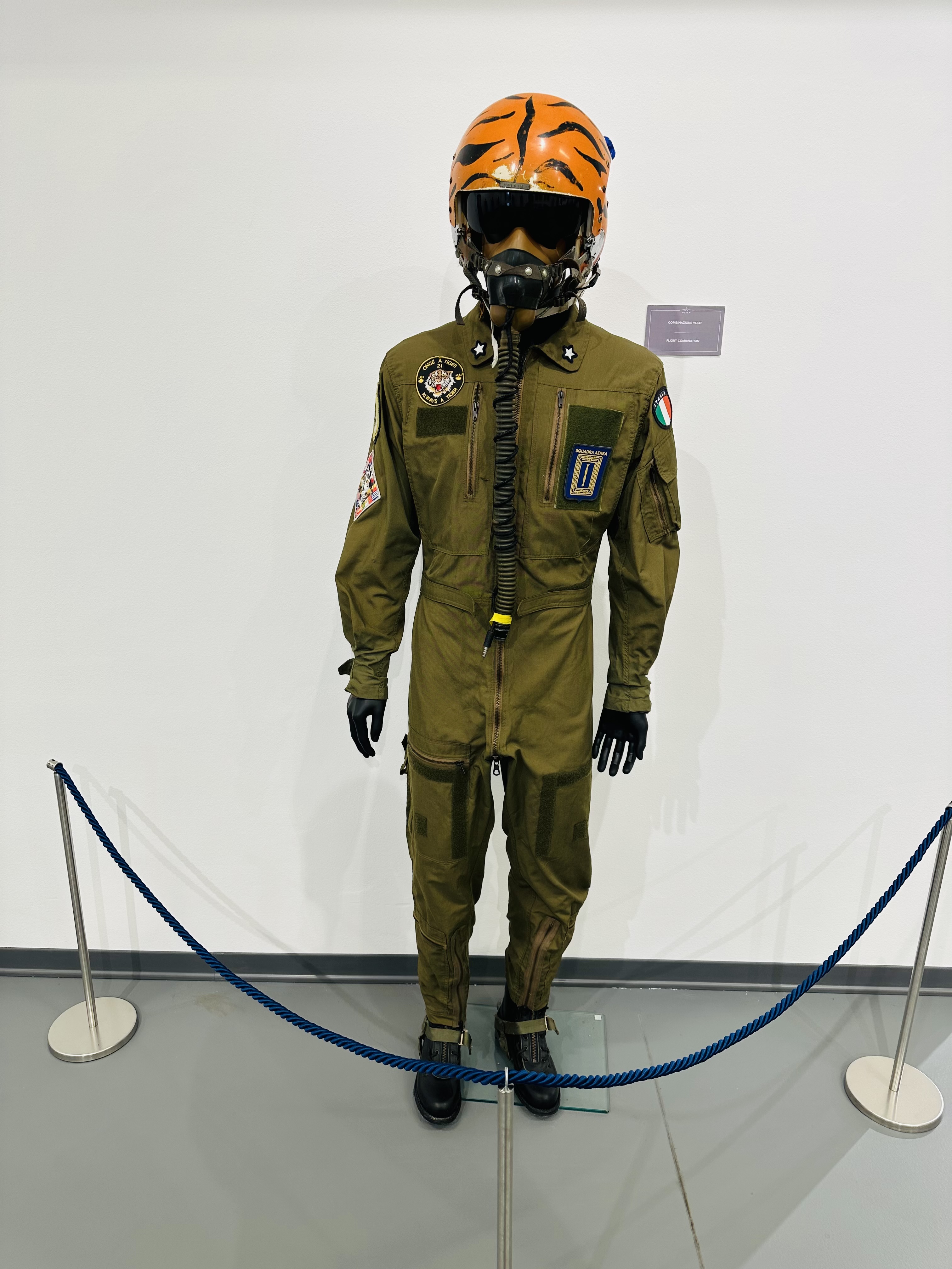 航空エンジンのシリンダーや配管ディテールの展示