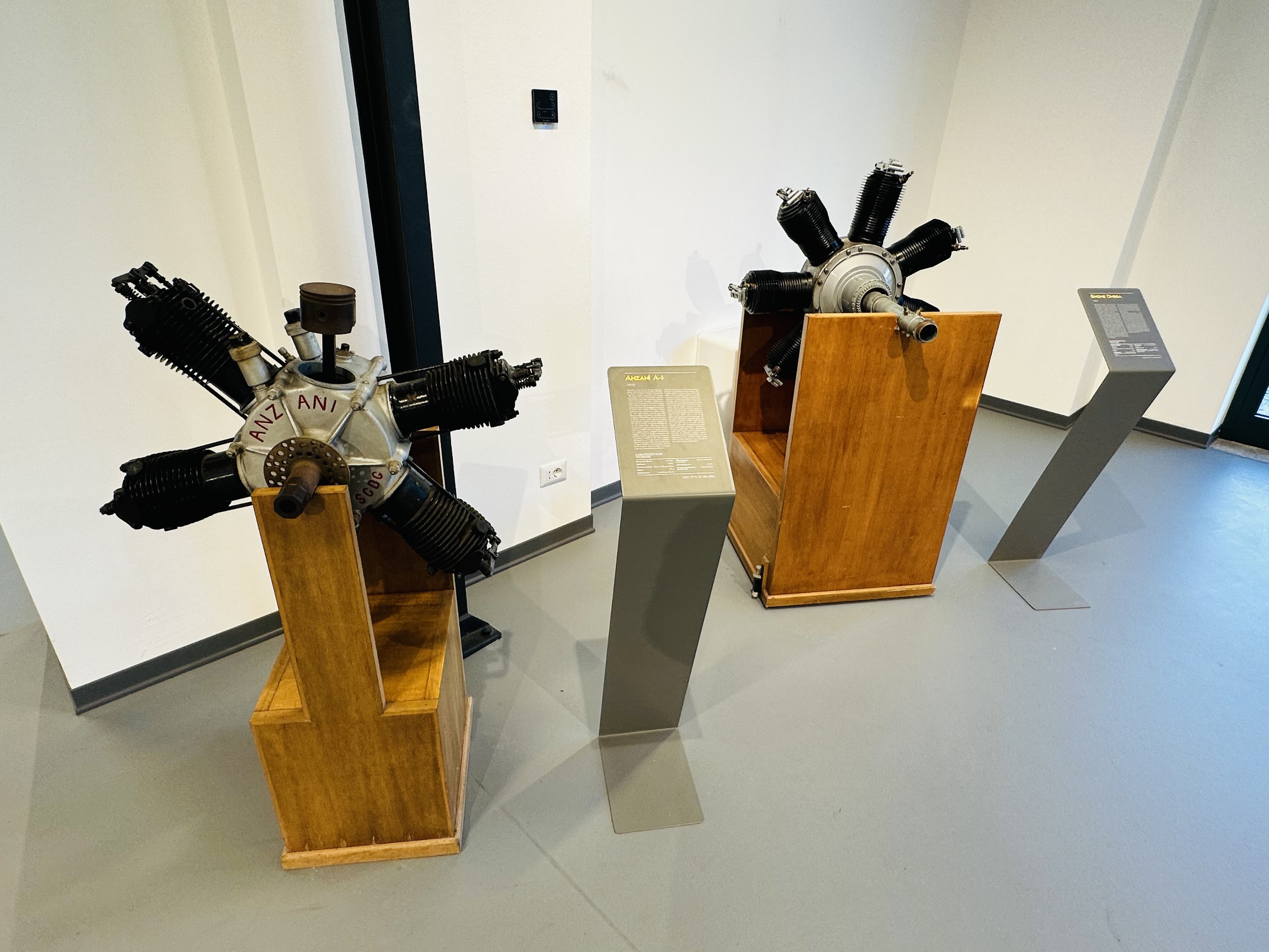 航空エンジンのシリンダーや配管ディテールの展示