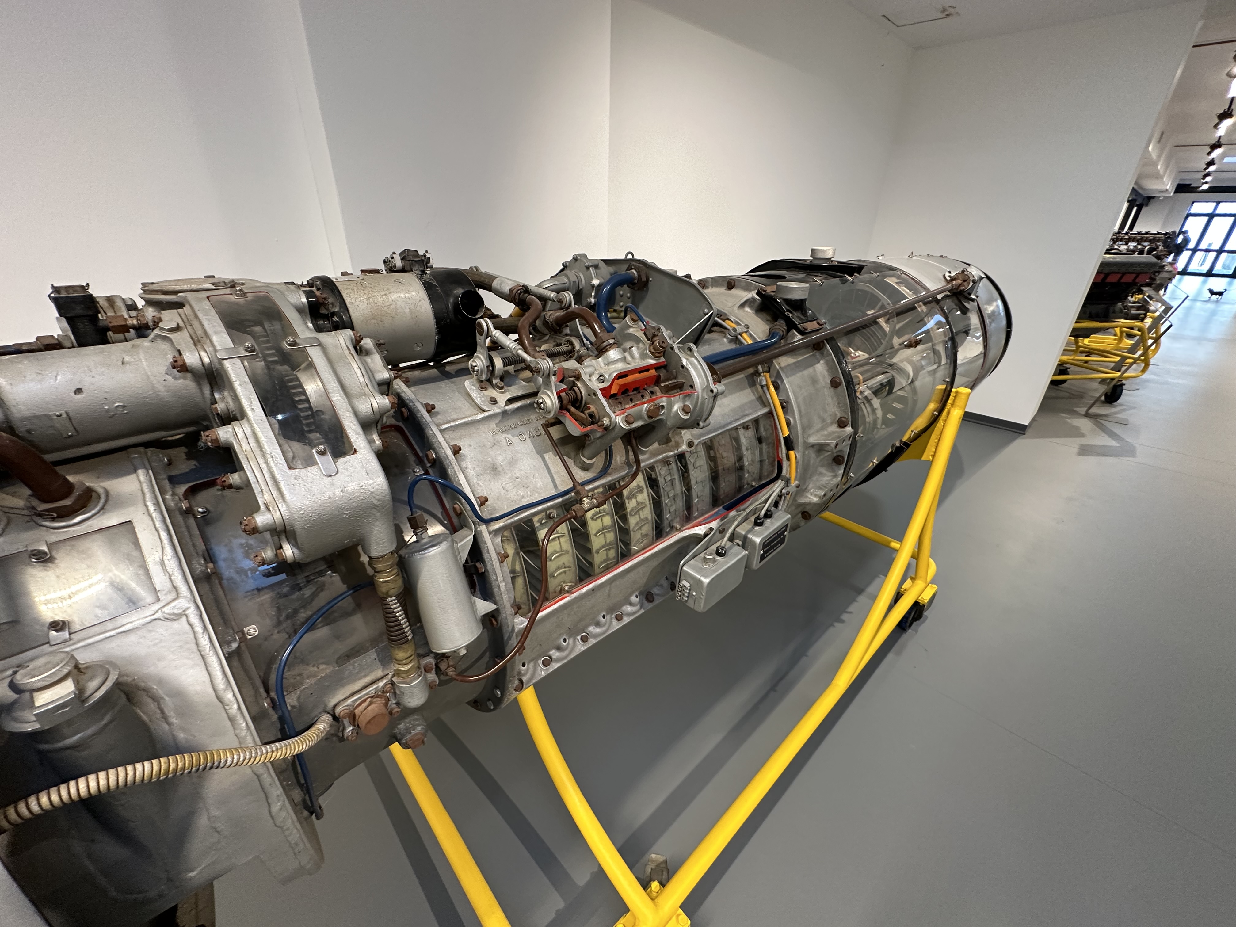 航空エンジンのシリンダーや配管ディテールの展示