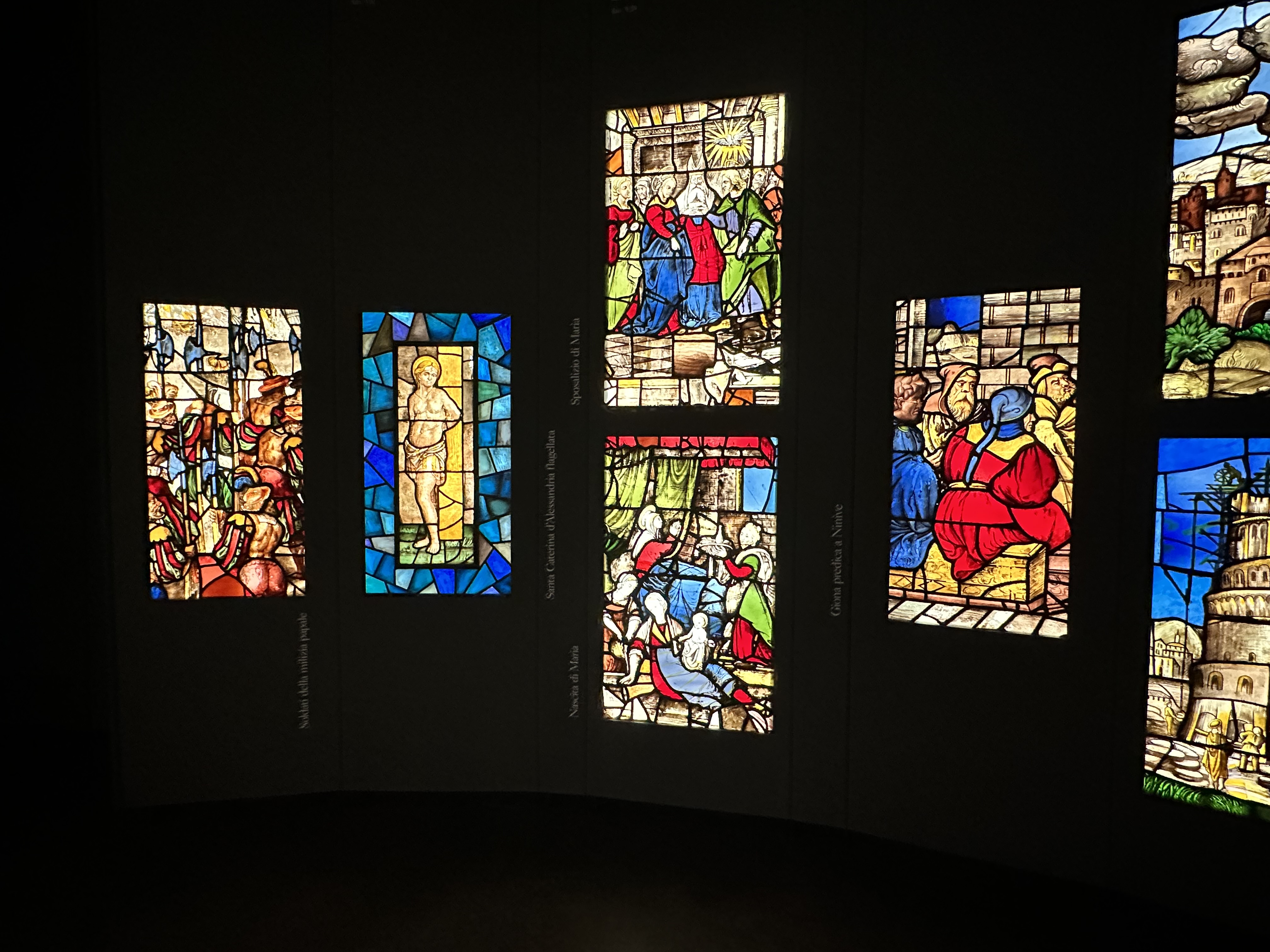 ステンドグラス横