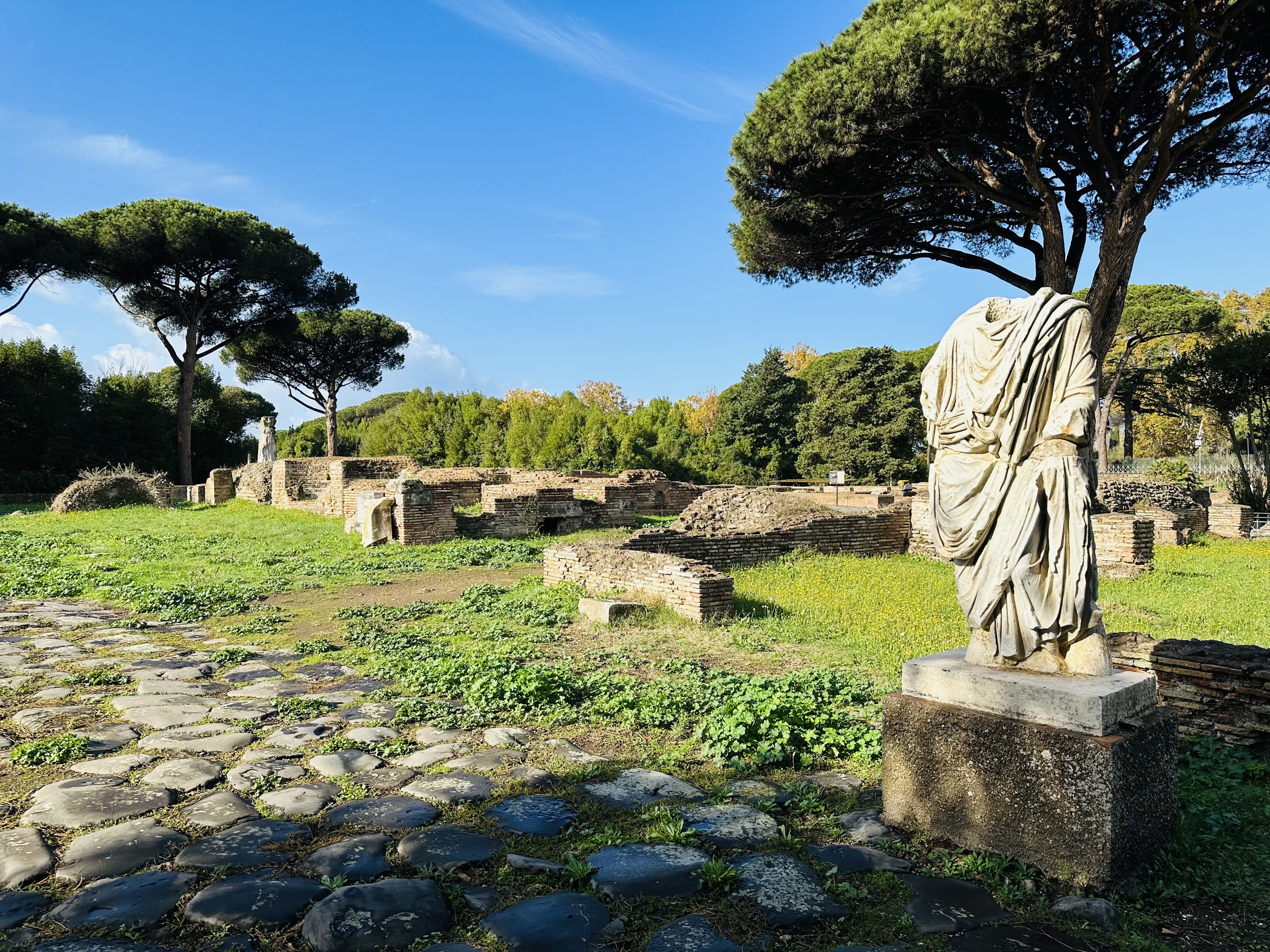 高台から見たオスティア・アンティカ遺跡と空